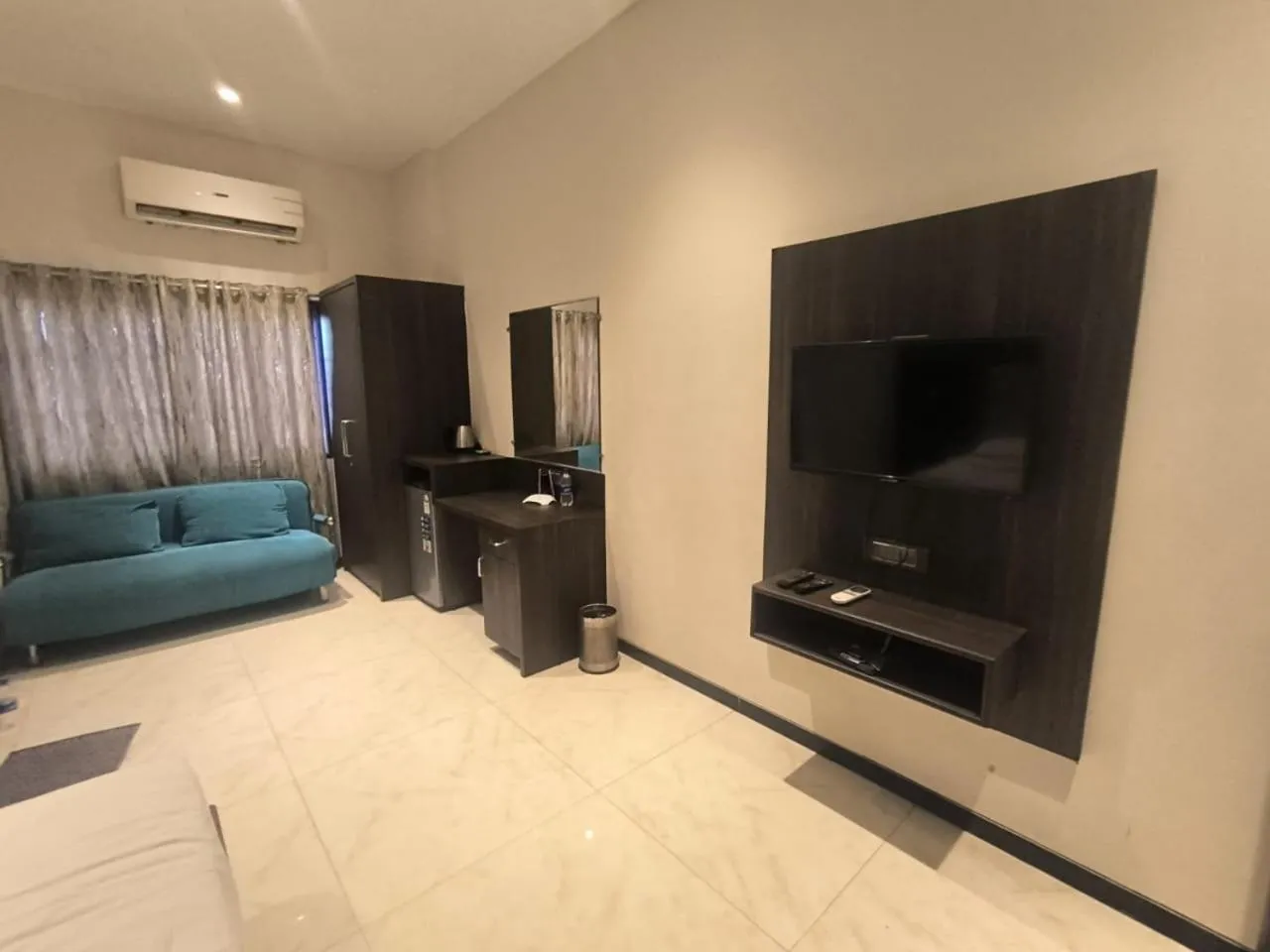 Communal lounge/ TV room in Hotel Shubham Inn