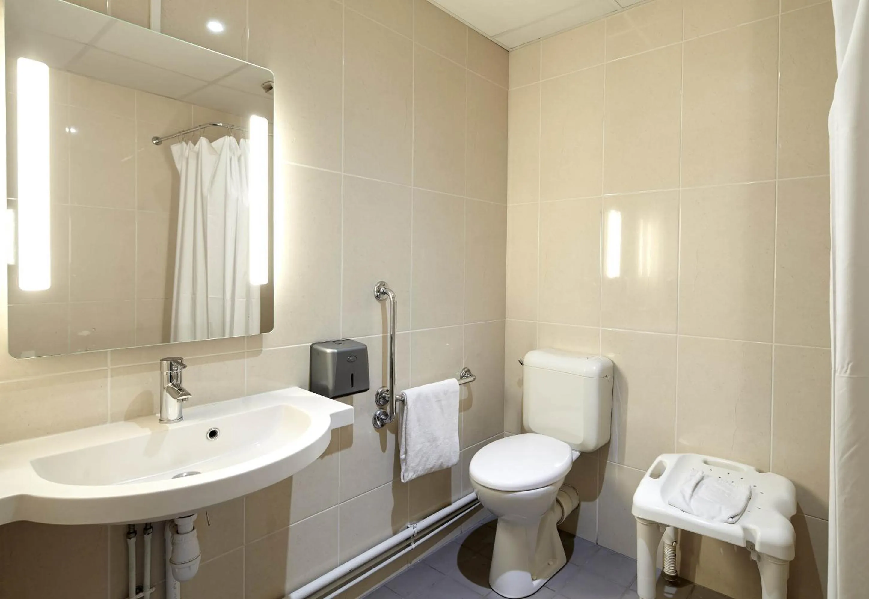 Bathroom in B&B HOTEL Paris Le Bourget