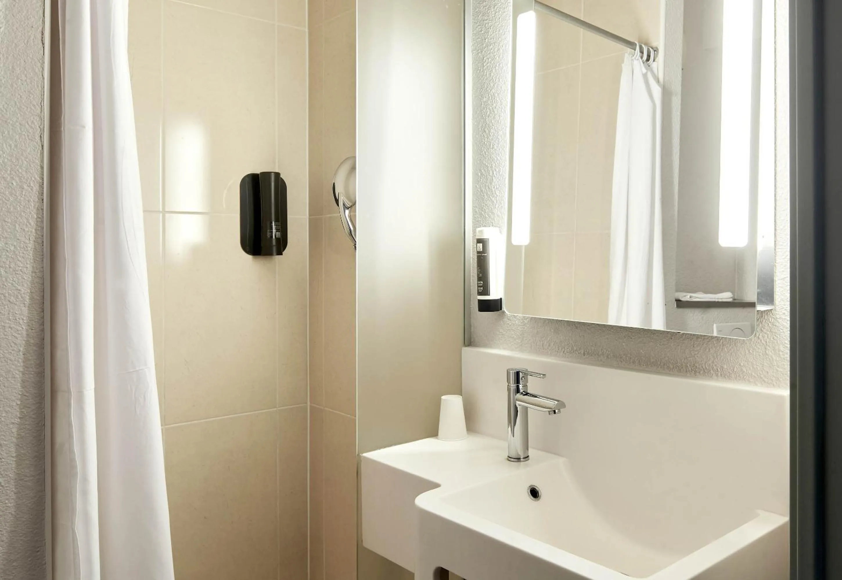 Bathroom in B&B HOTEL Paris Le Bourget