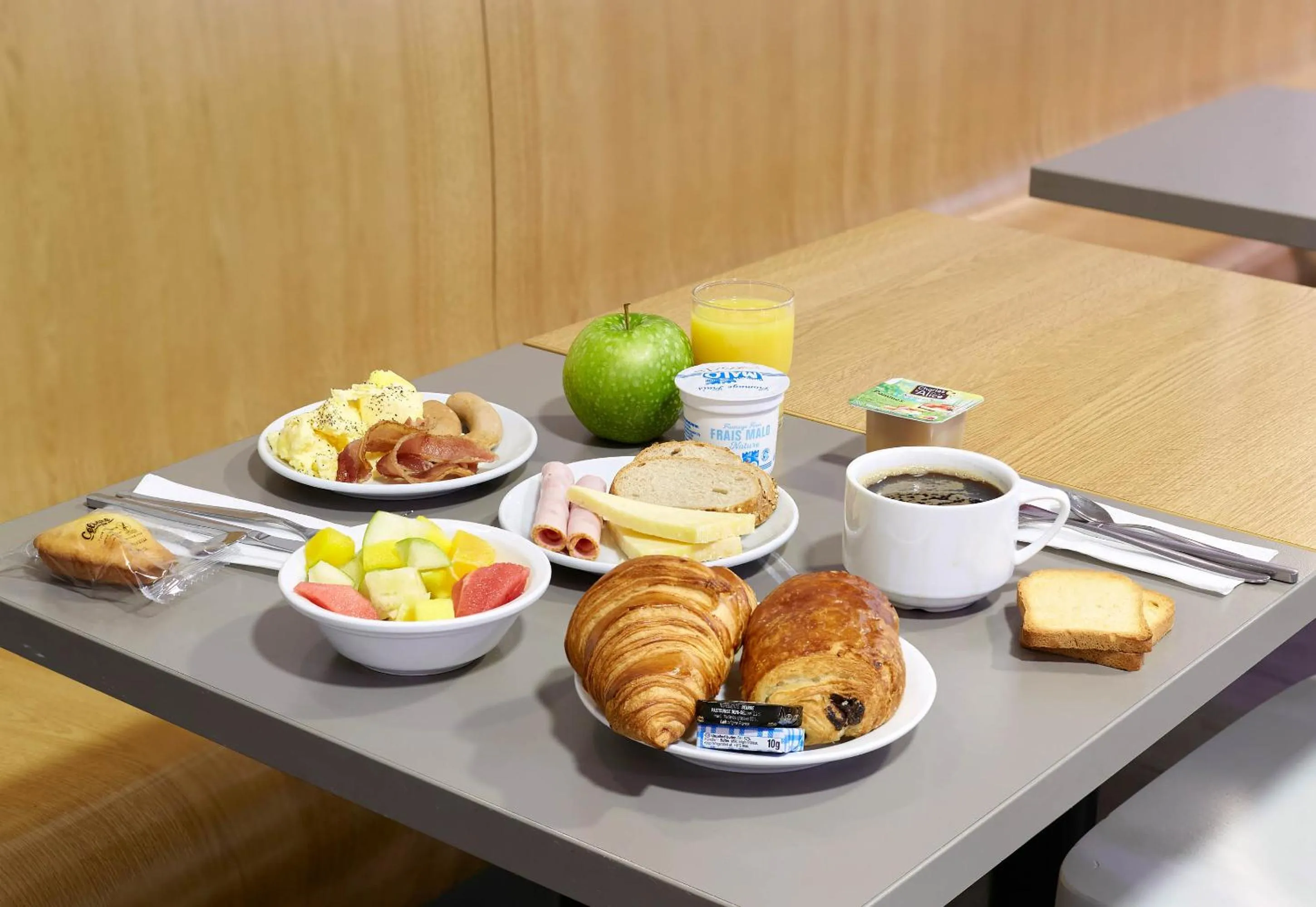 Breakfast in B&B HOTEL Paris Le Bourget