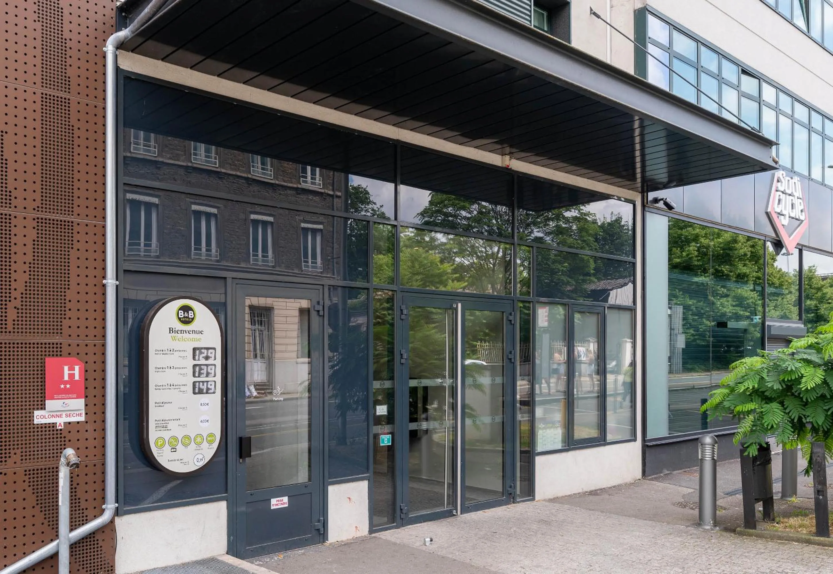 Facade/entrance in B&B HOTEL Lyon Ouest Tassin