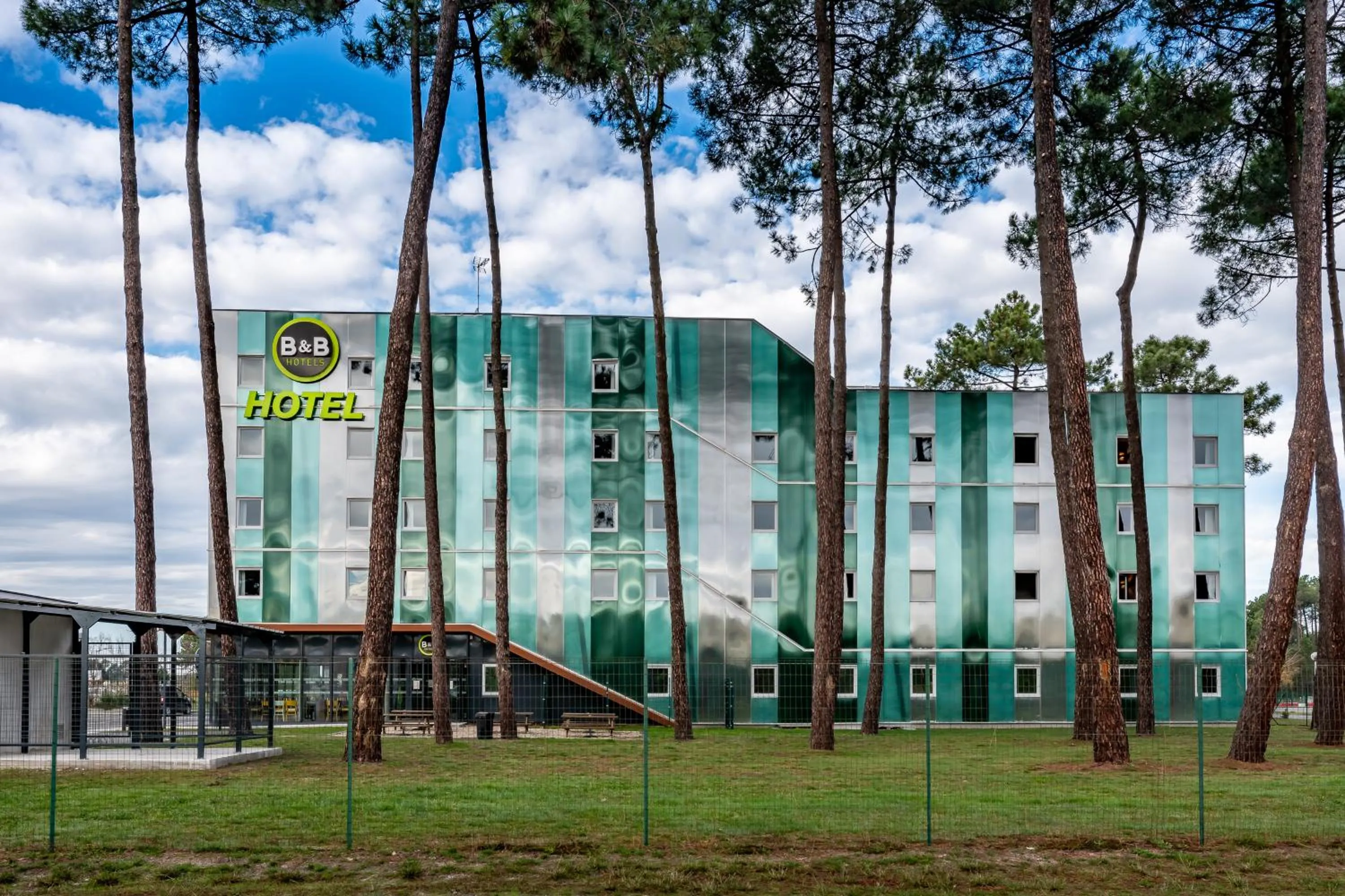 Facade/entrance in B&B HOTEL Arcachon Gujan-Mestras