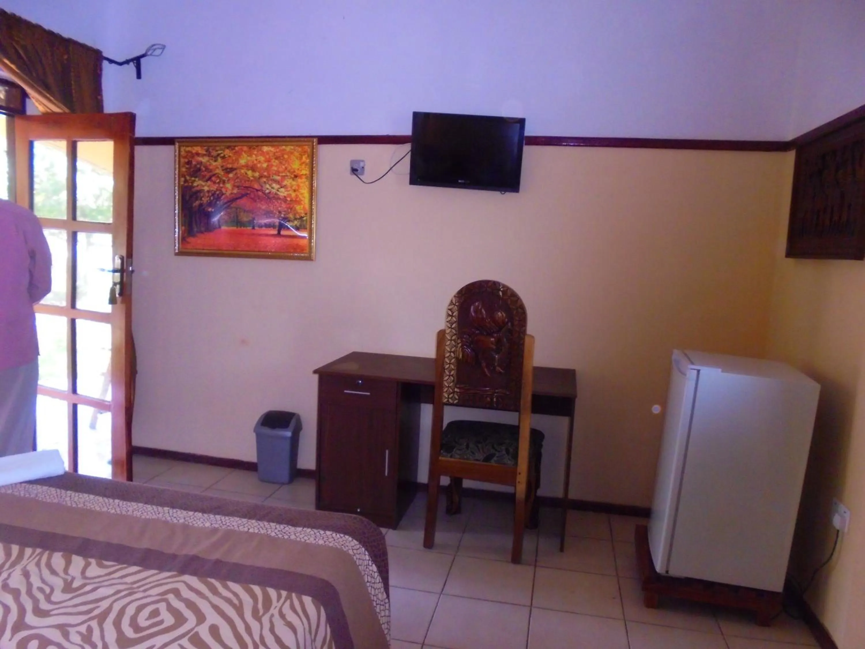 Photo of the whole room, Bed in White Rose Lodge