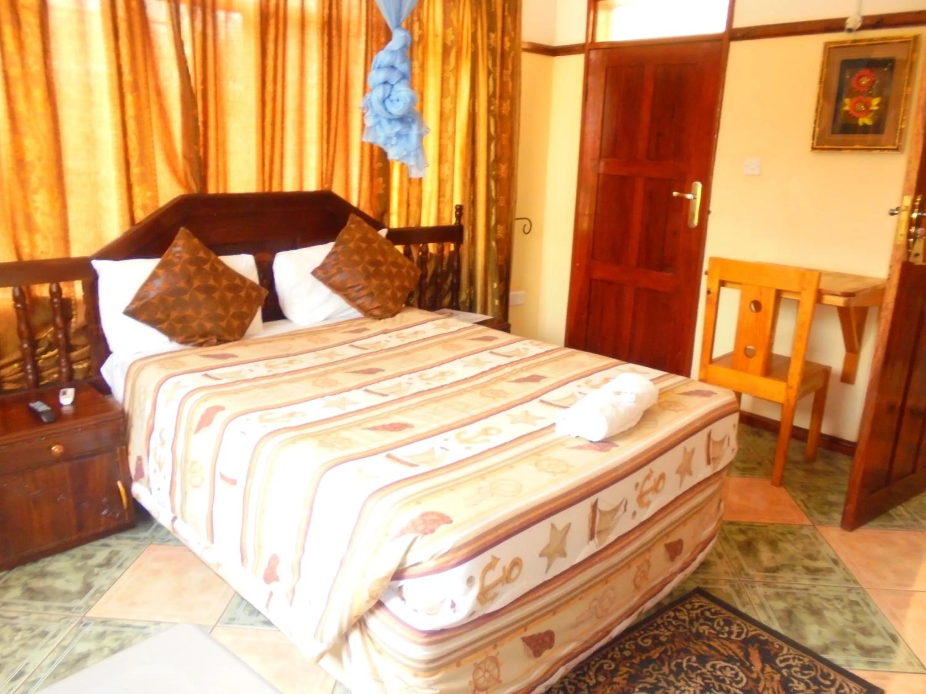 Photo of the whole room, Bed in White Rose Lodge