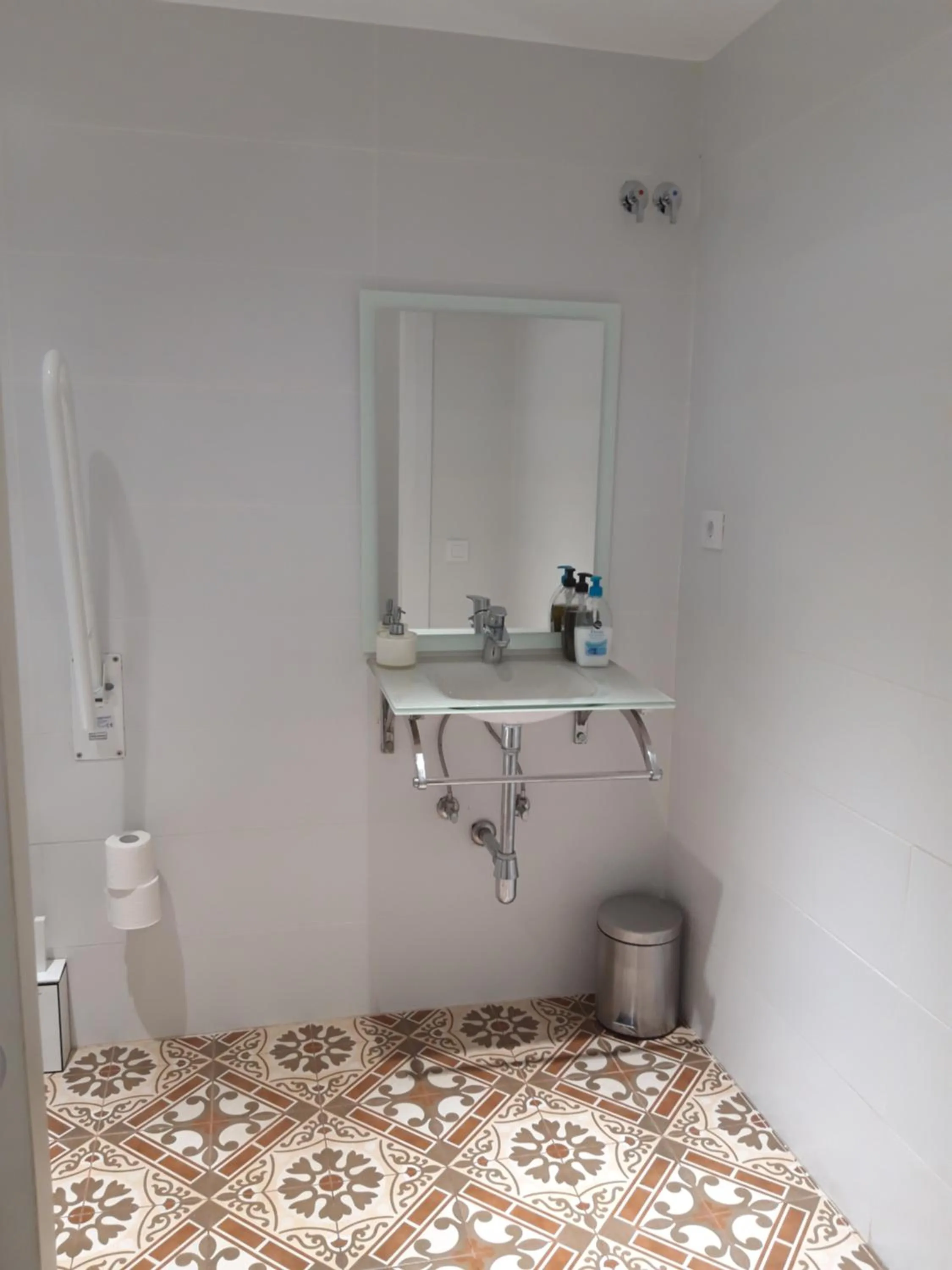 Toilet in Hostal Nova Barcelona