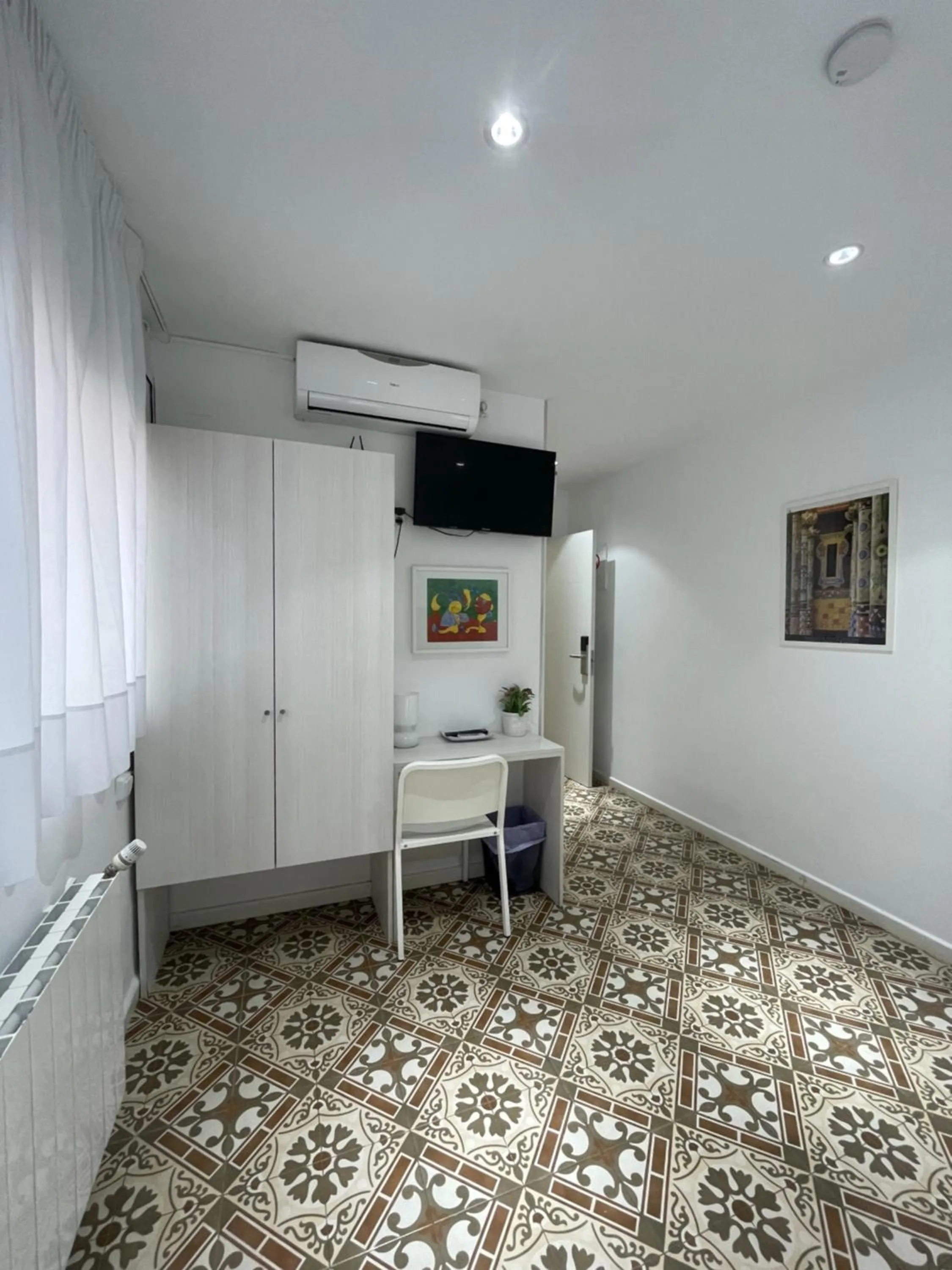 TV and multimedia in Hostal Nova Barcelona