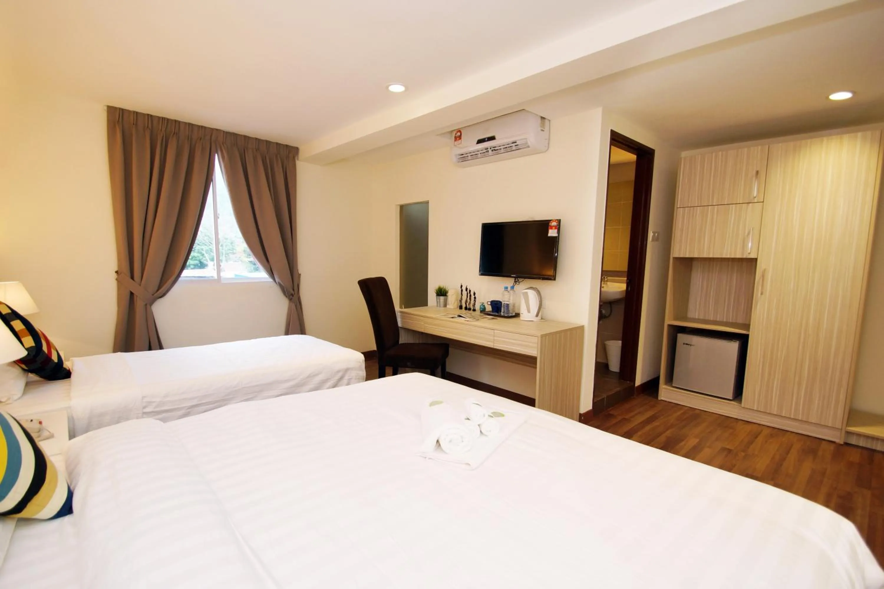 Bedroom, Bed in Good Luck Inn