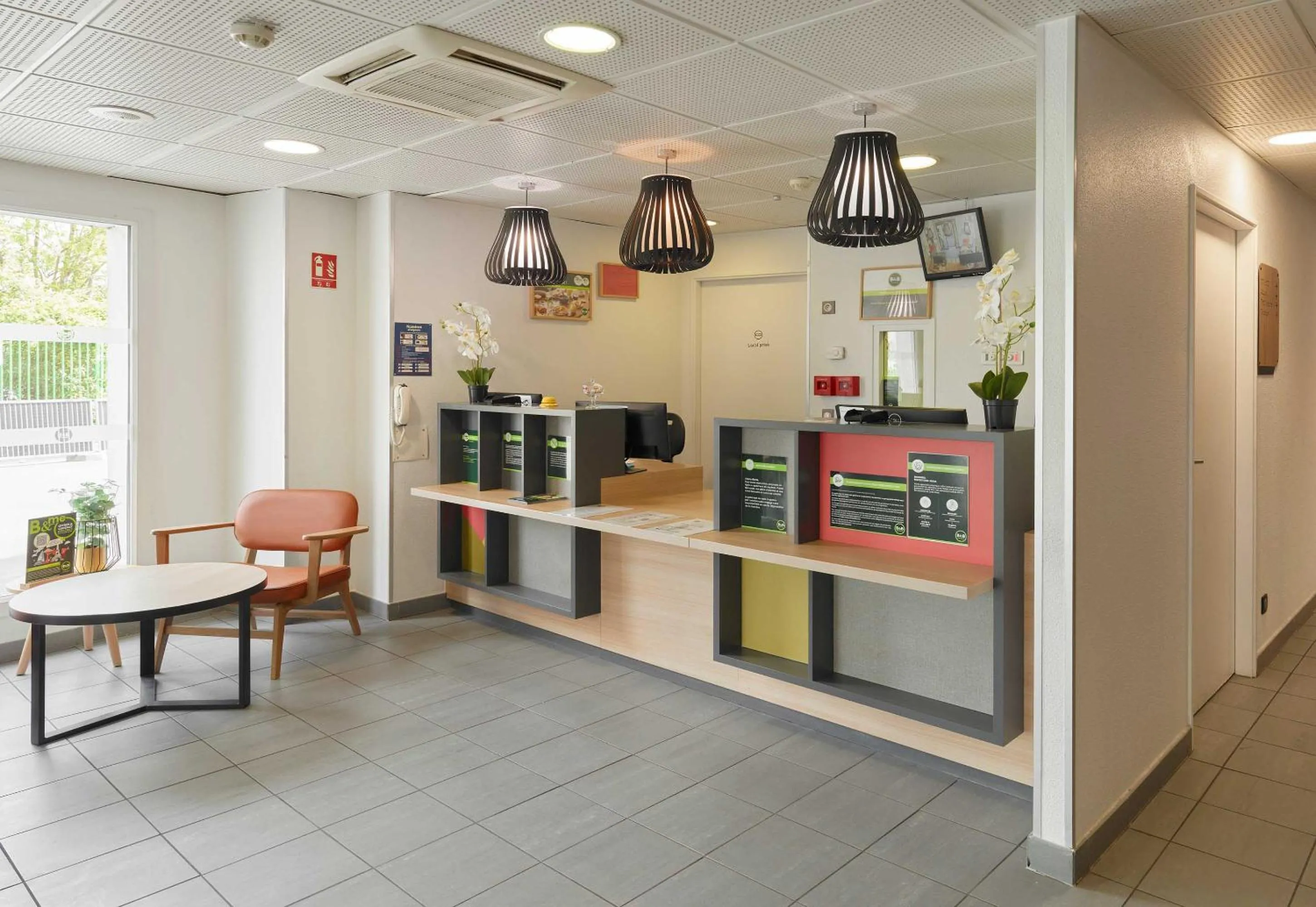 Lobby or reception in B&B HOTEL Paris Romainville Noisy-le-Sec