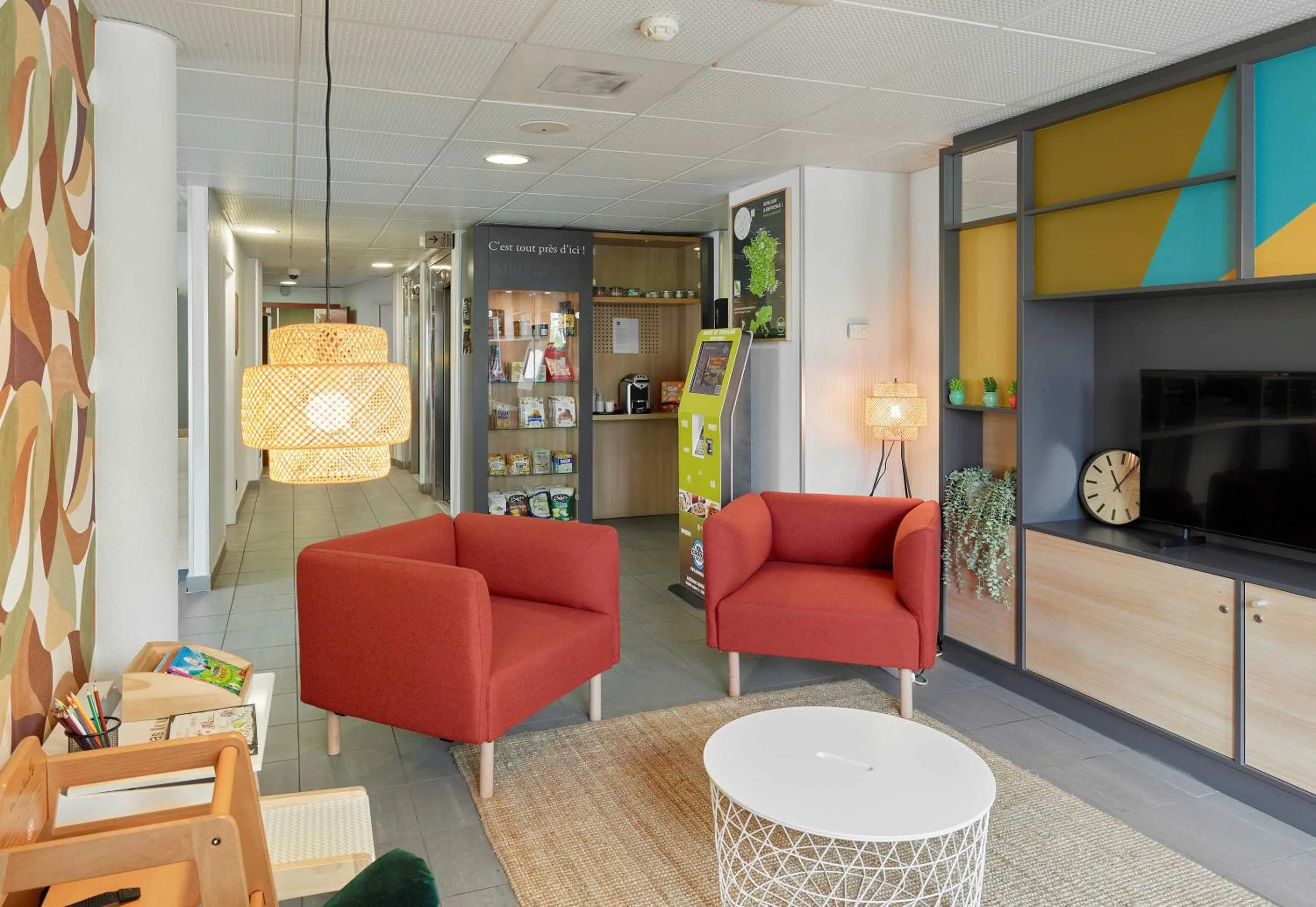 Lobby or reception in B&B HOTEL Paris Romainville Noisy-le-Sec