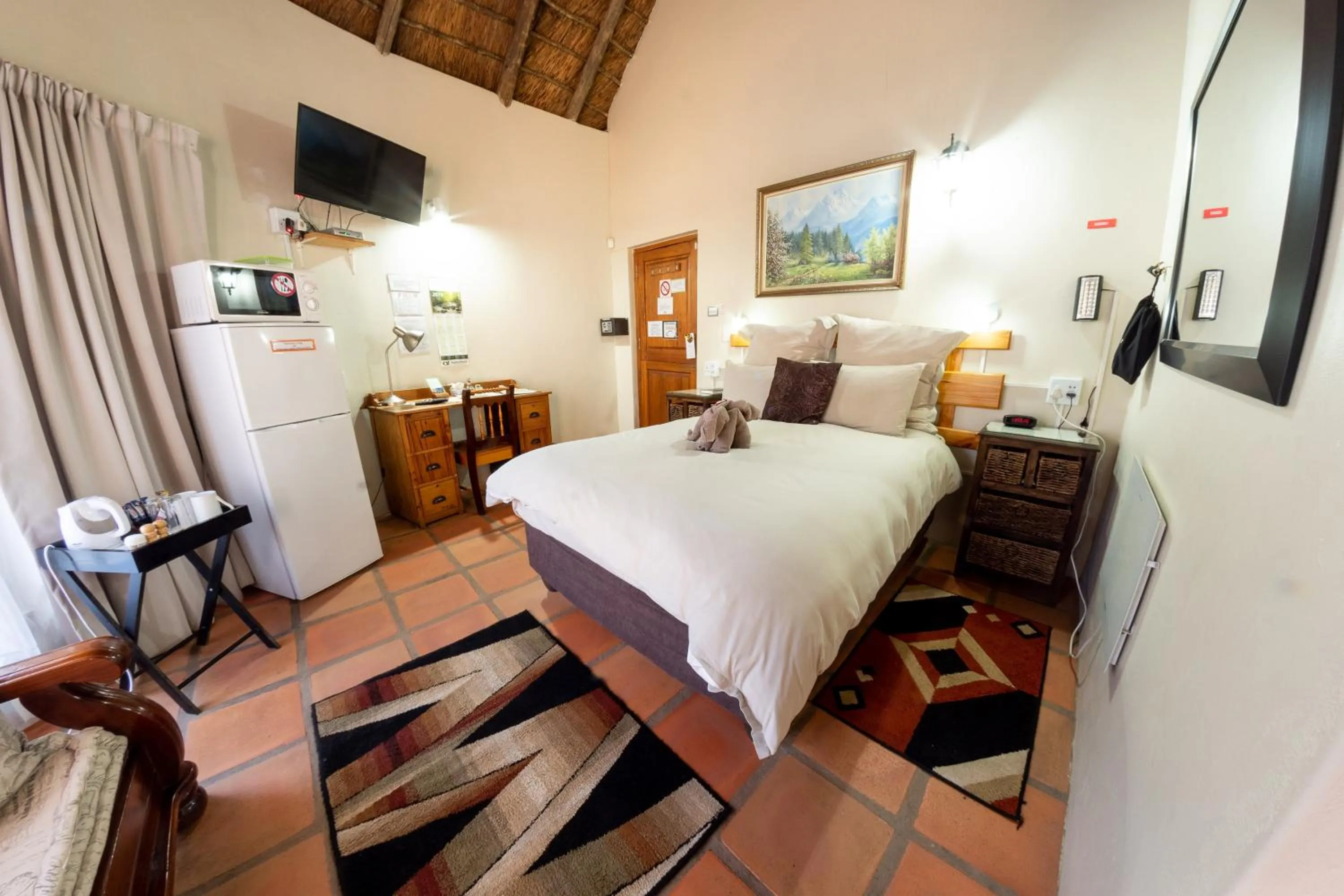 Bedroom, Bed in Maclear Manor