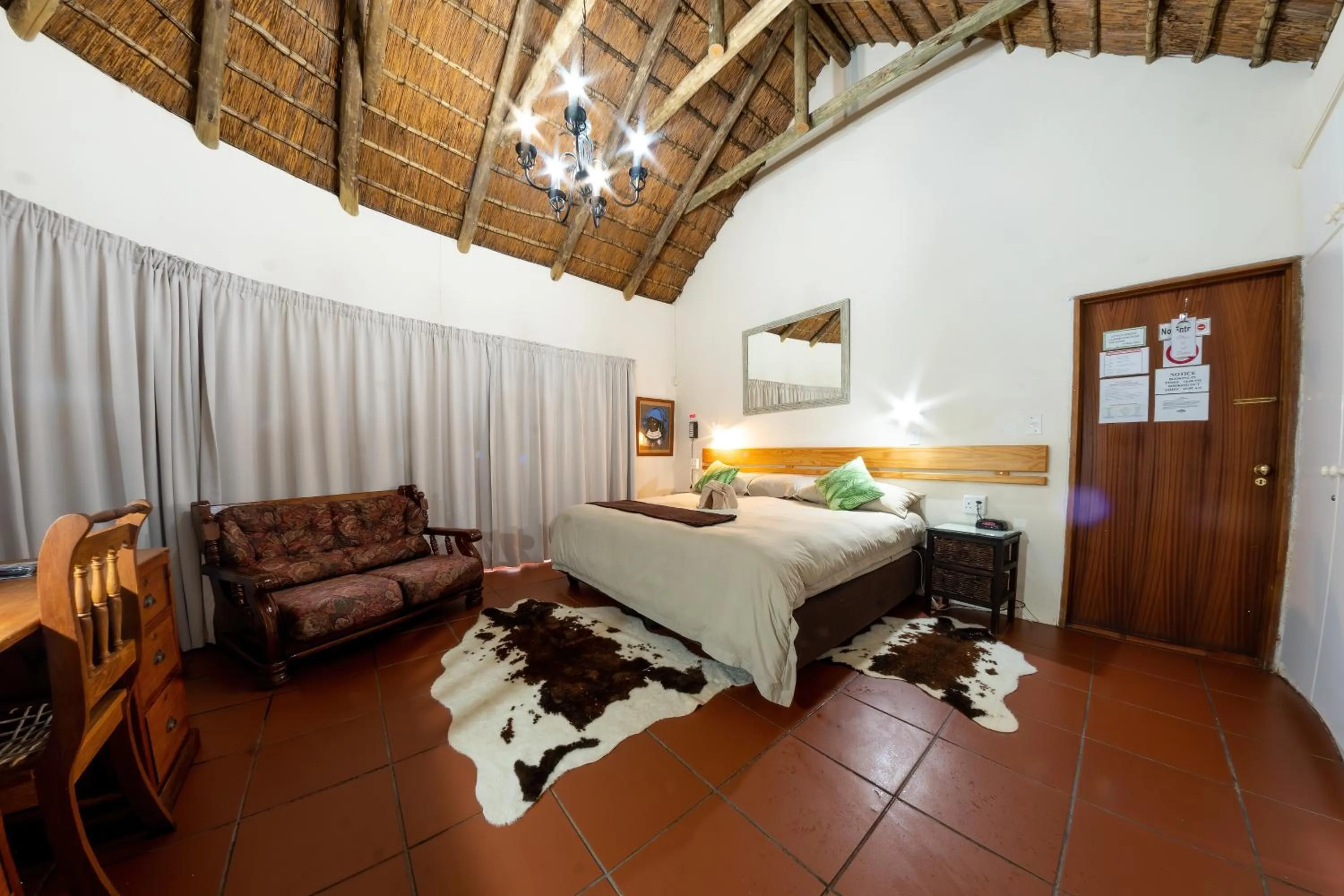 Bedroom, Bed in Maclear Manor