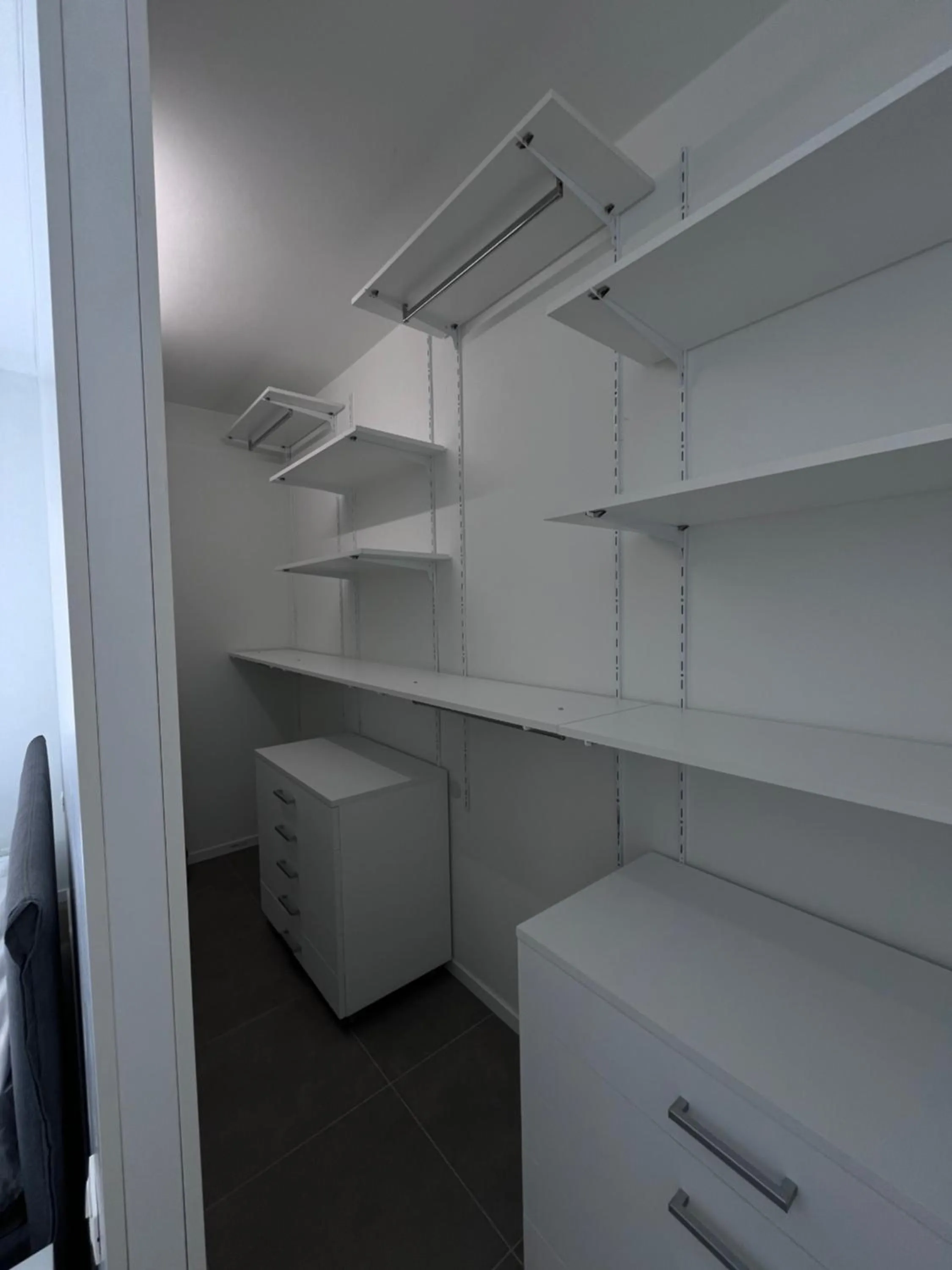 wardrobe in Dealuna Motel