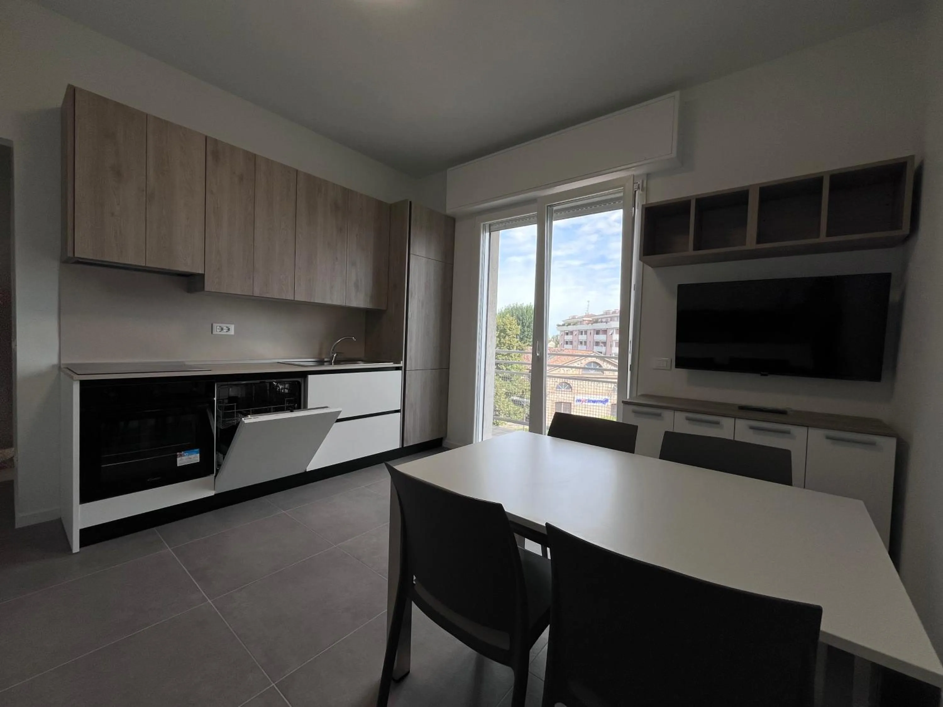 Dining area in Dealuna Motel