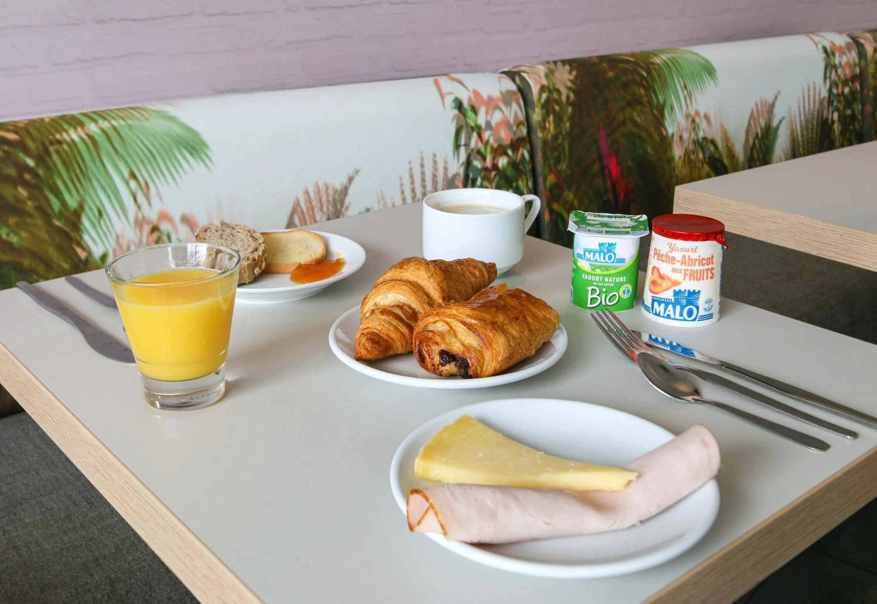 Restaurant/places to eat in B&B HOTEL Marseille Prado Vélodrome