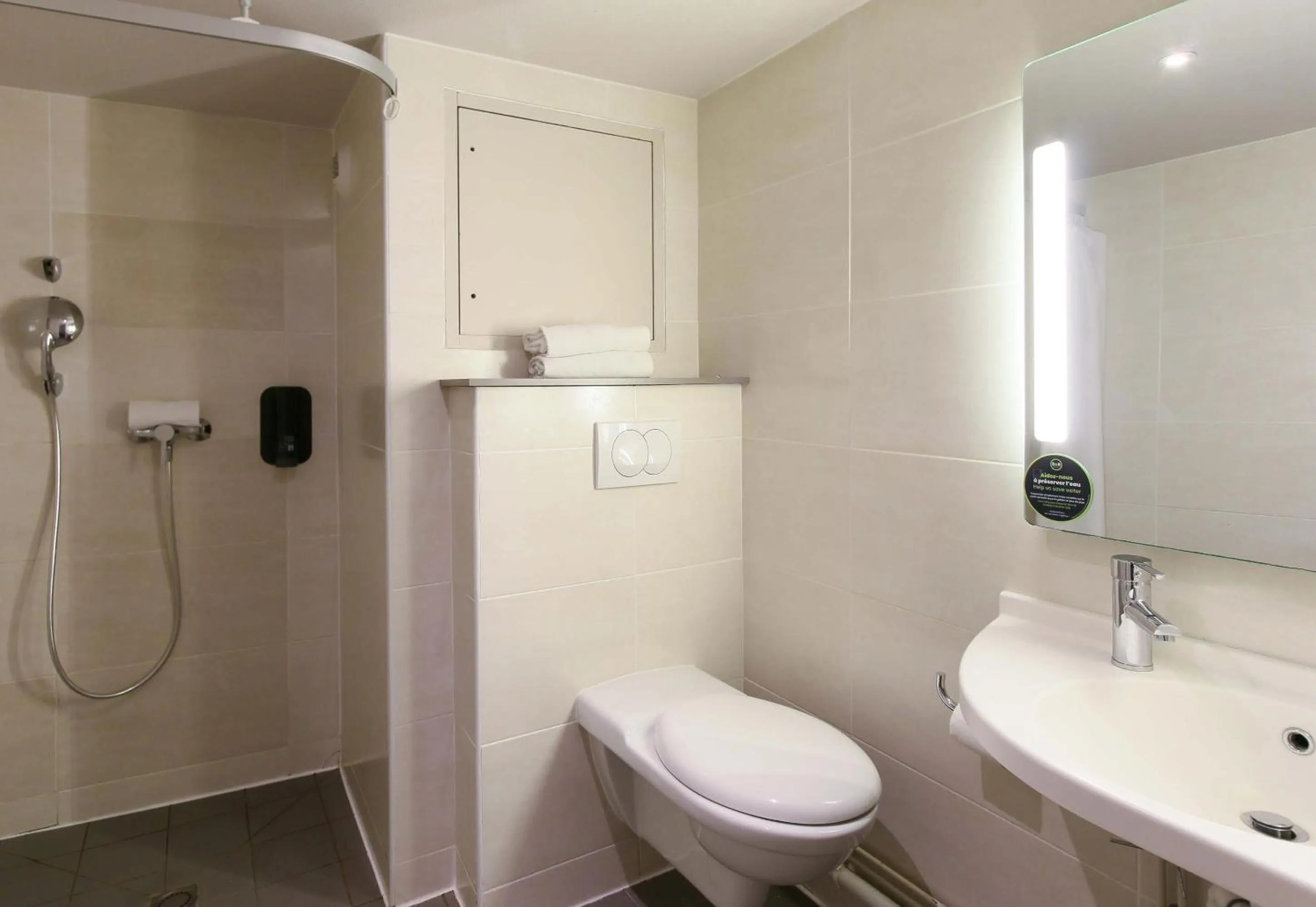 Bathroom in B&B HOTEL Marseille Prado Vélodrome