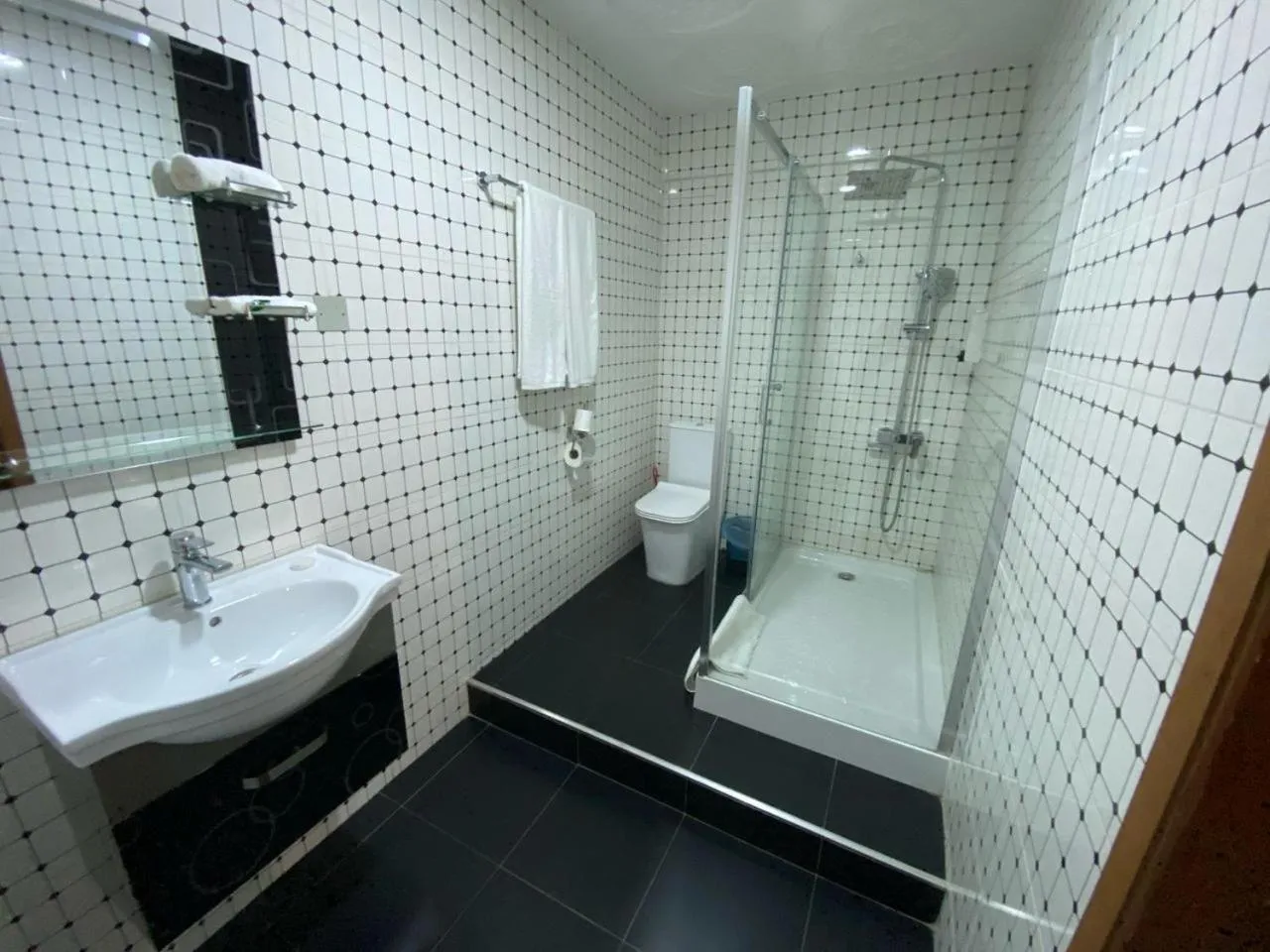 Shower in Sam's Cottage Hotel