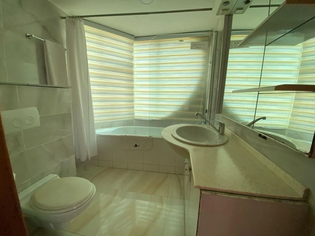 Shower in Sam's Cottage Hotel