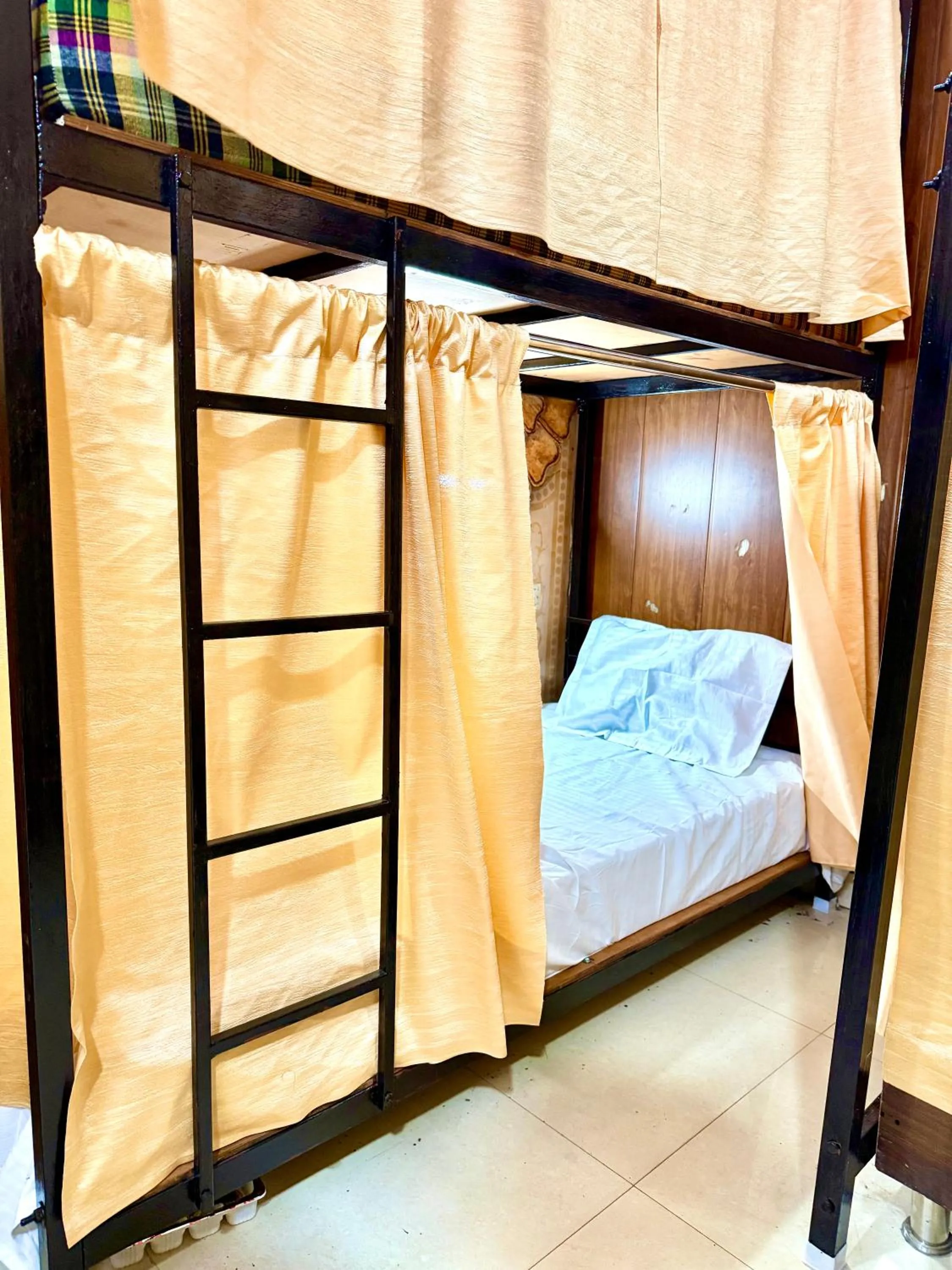 Bed in 8-Bed Mixed Dormitory Room in Amritsar Backpackers Hostel