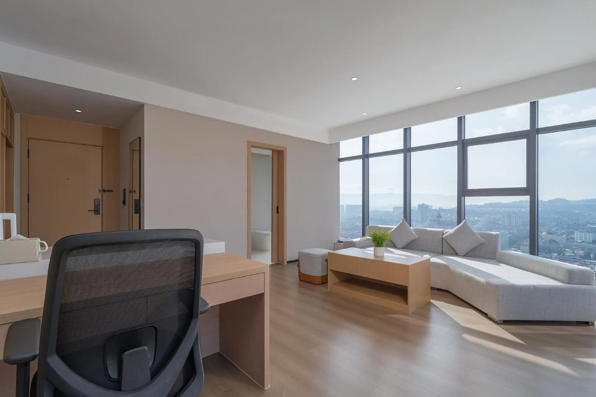 Photo of the whole room in Holiday Inn Express Kunming Yiliang Center by IHG