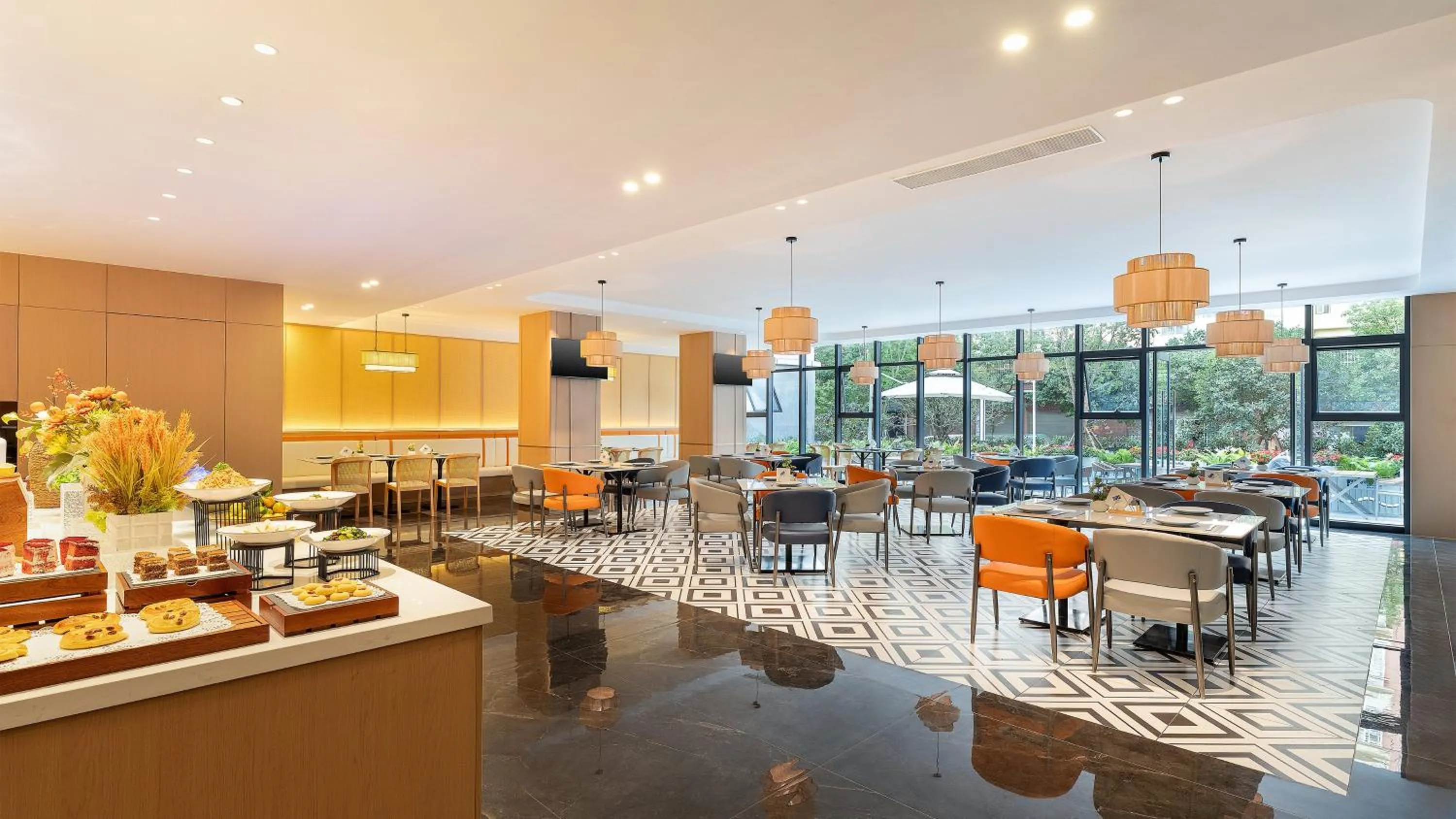 Restaurant/places to eat in Holiday Inn Express Kunming Yiliang Center by IHG