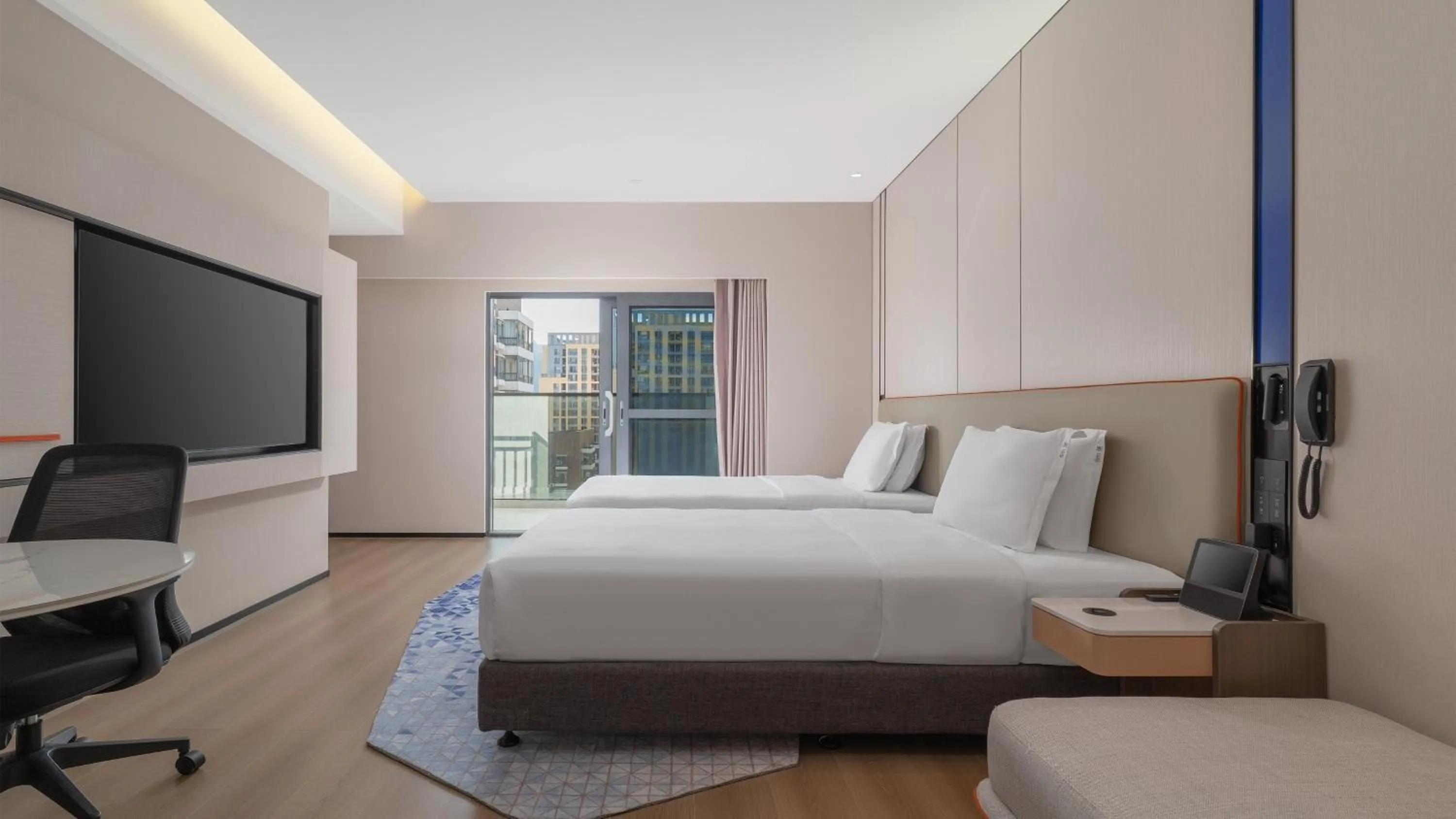 Photo of the whole room, Bed in Holiday Inn Express Kunming Yiliang Center by IHG