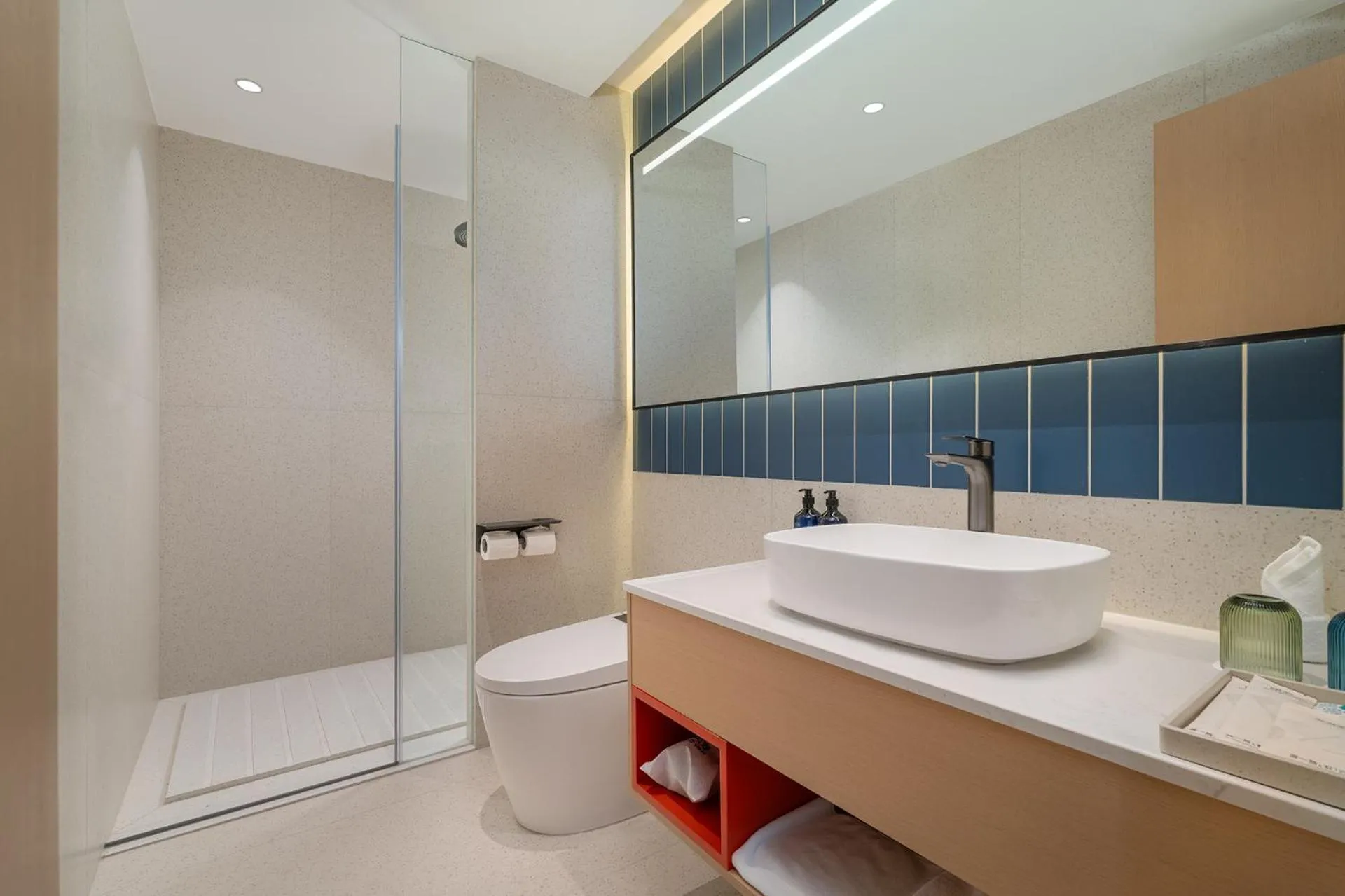 Shower in Holiday Inn Express Kunming Yiliang Center by IHG