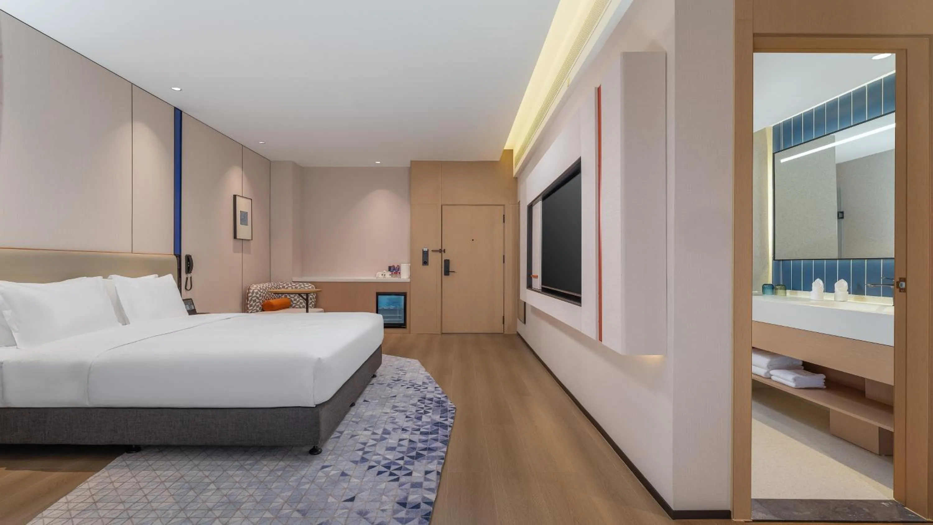 Photo of the whole room, Bed in Holiday Inn Express Kunming Yiliang Center by IHG