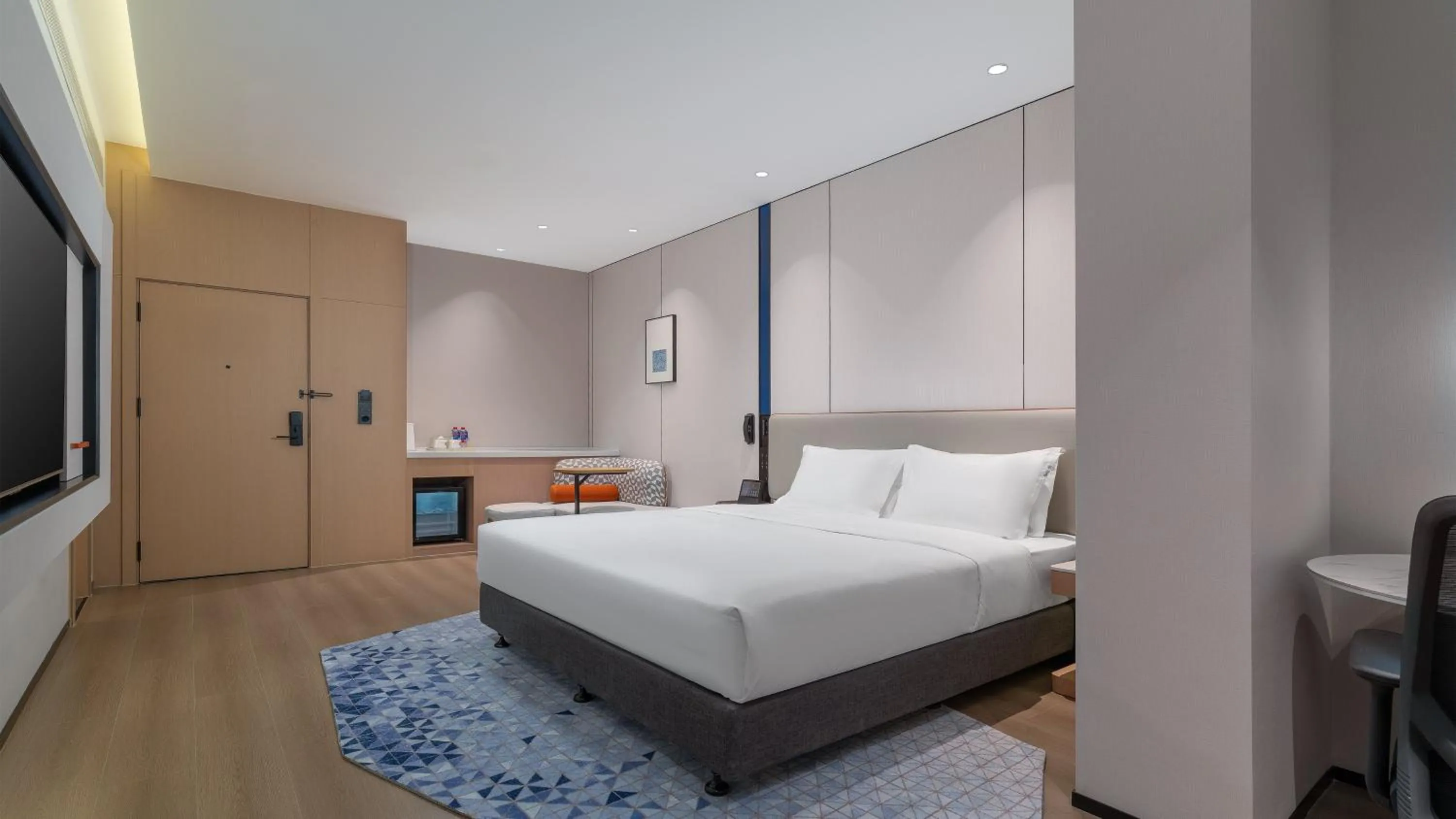 Photo of the whole room, Bed in Holiday Inn Express Kunming Yiliang Center by IHG