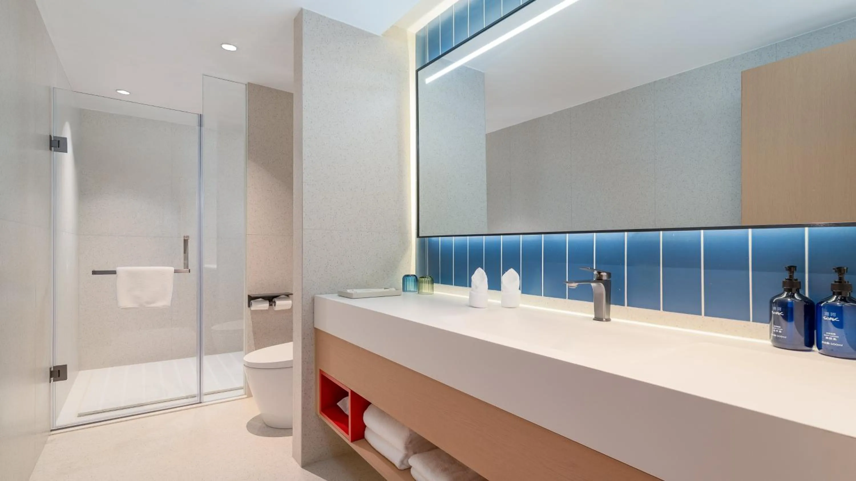 Bathroom in Holiday Inn Express Kunming Yiliang Center by IHG