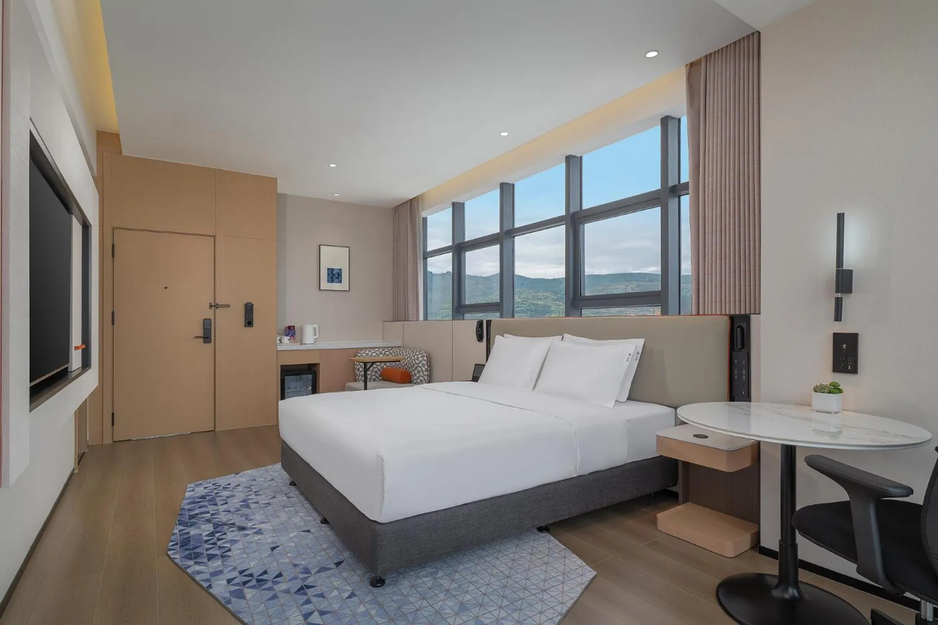 Photo of the whole room, Bed in Holiday Inn Express Kunming Yiliang Center by IHG