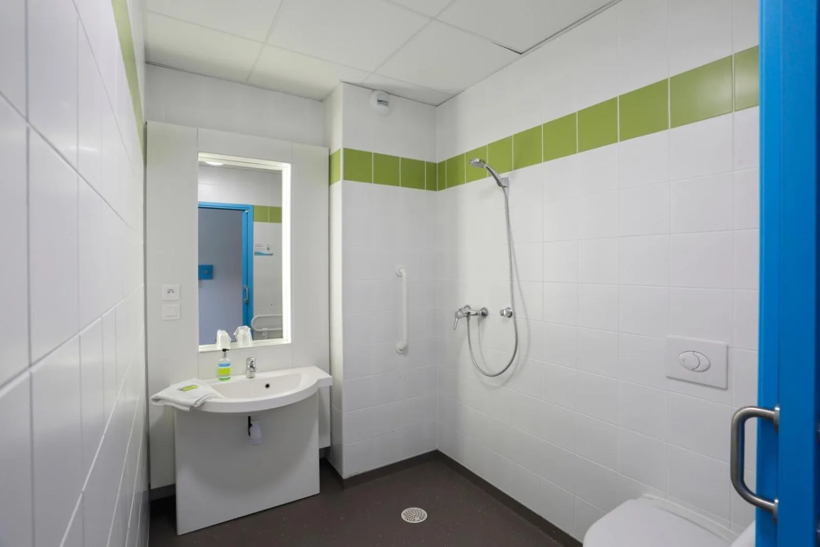 Shower in First Inn Hotel Blois