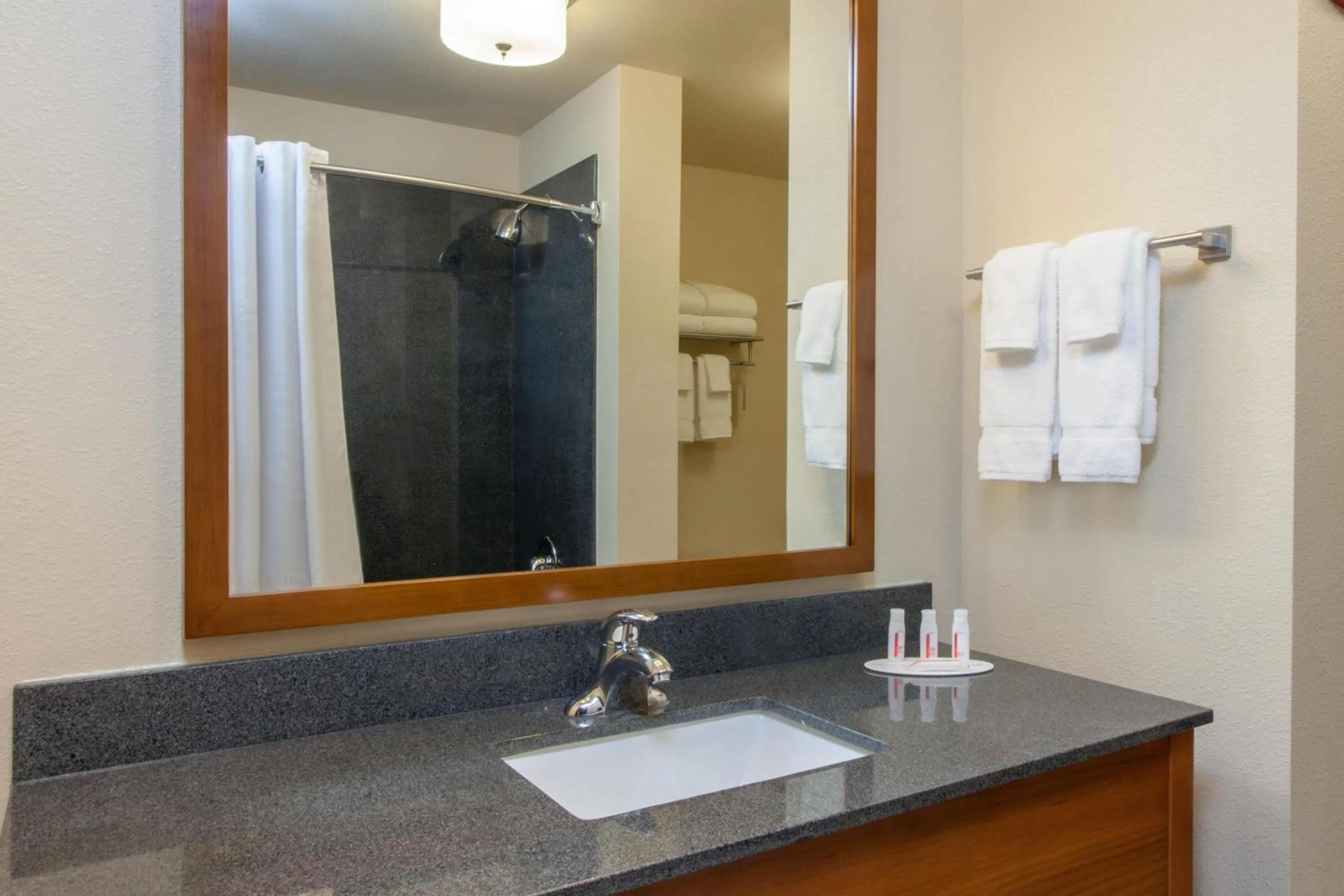 Photo of the whole room in Baymont by Wyndham Grand Forks