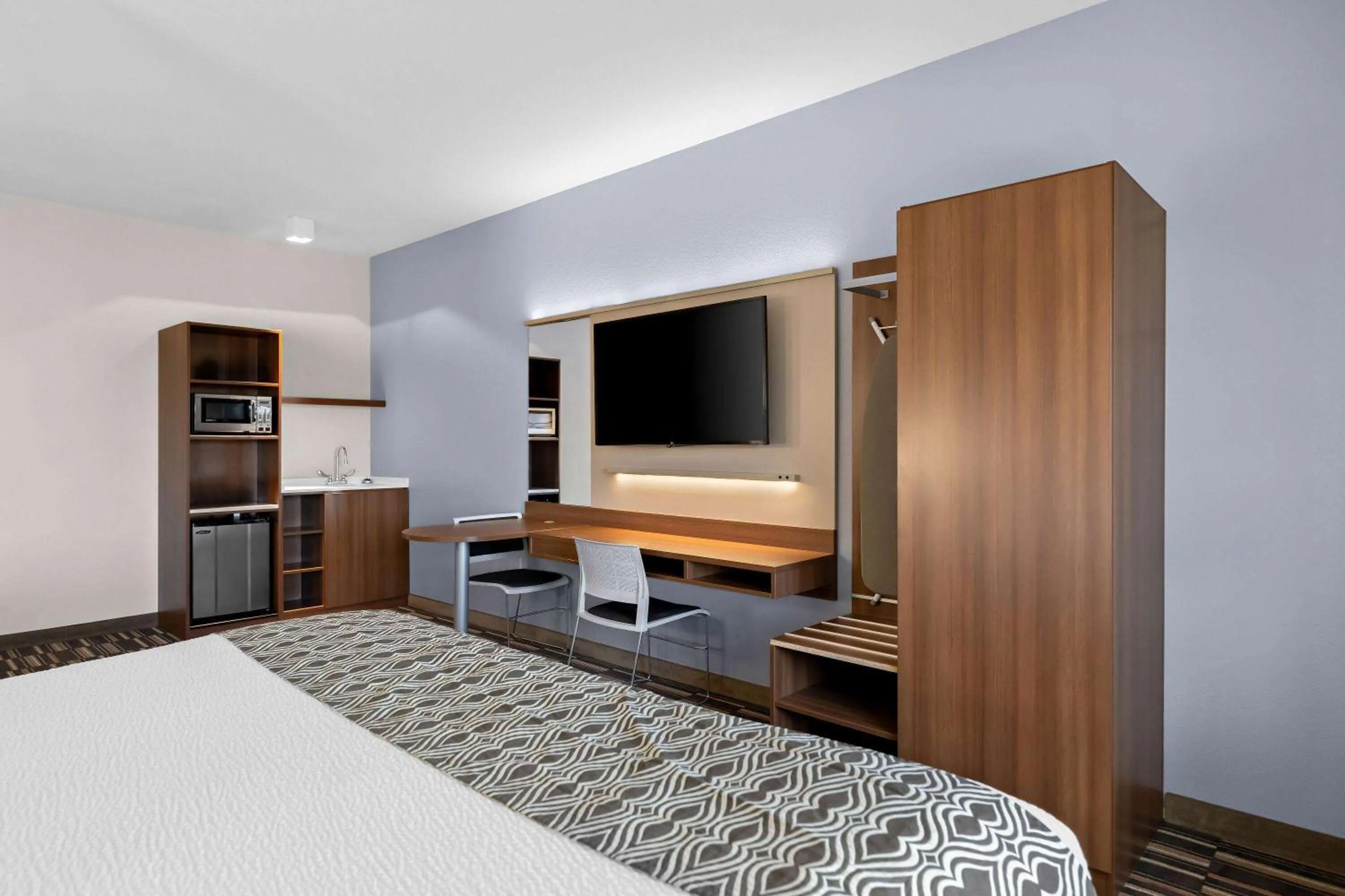 Photo of the whole room, Bed in Microtel Inn & Suites by Wyndham Sweetwater