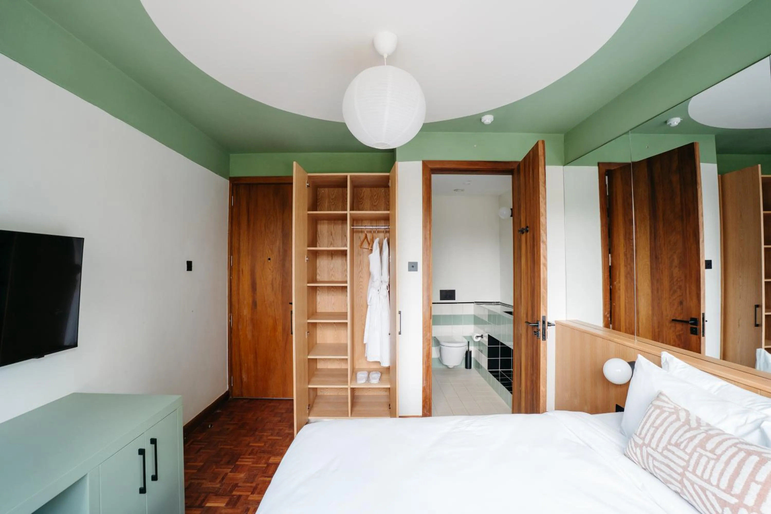 wardrobe, Bed in Céline & Lolo