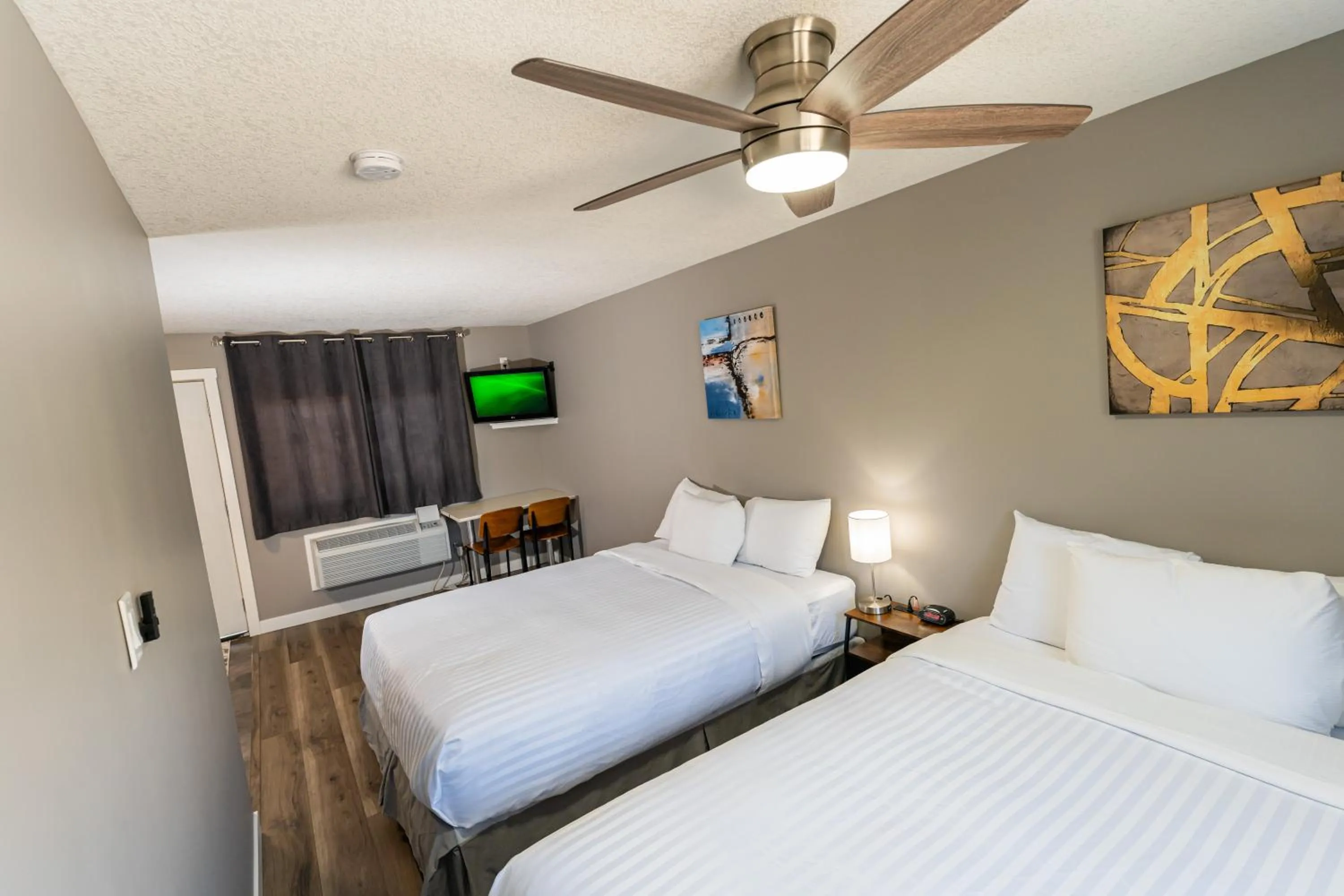 Photo of the whole room, Bed in Hinton Highway Inn