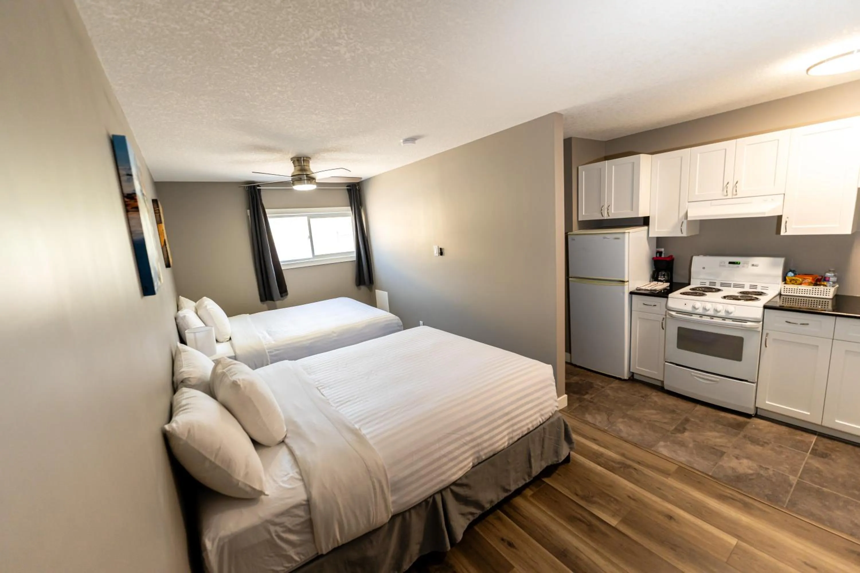 Kitchen or kitchenette, Bed in Hinton Highway Inn