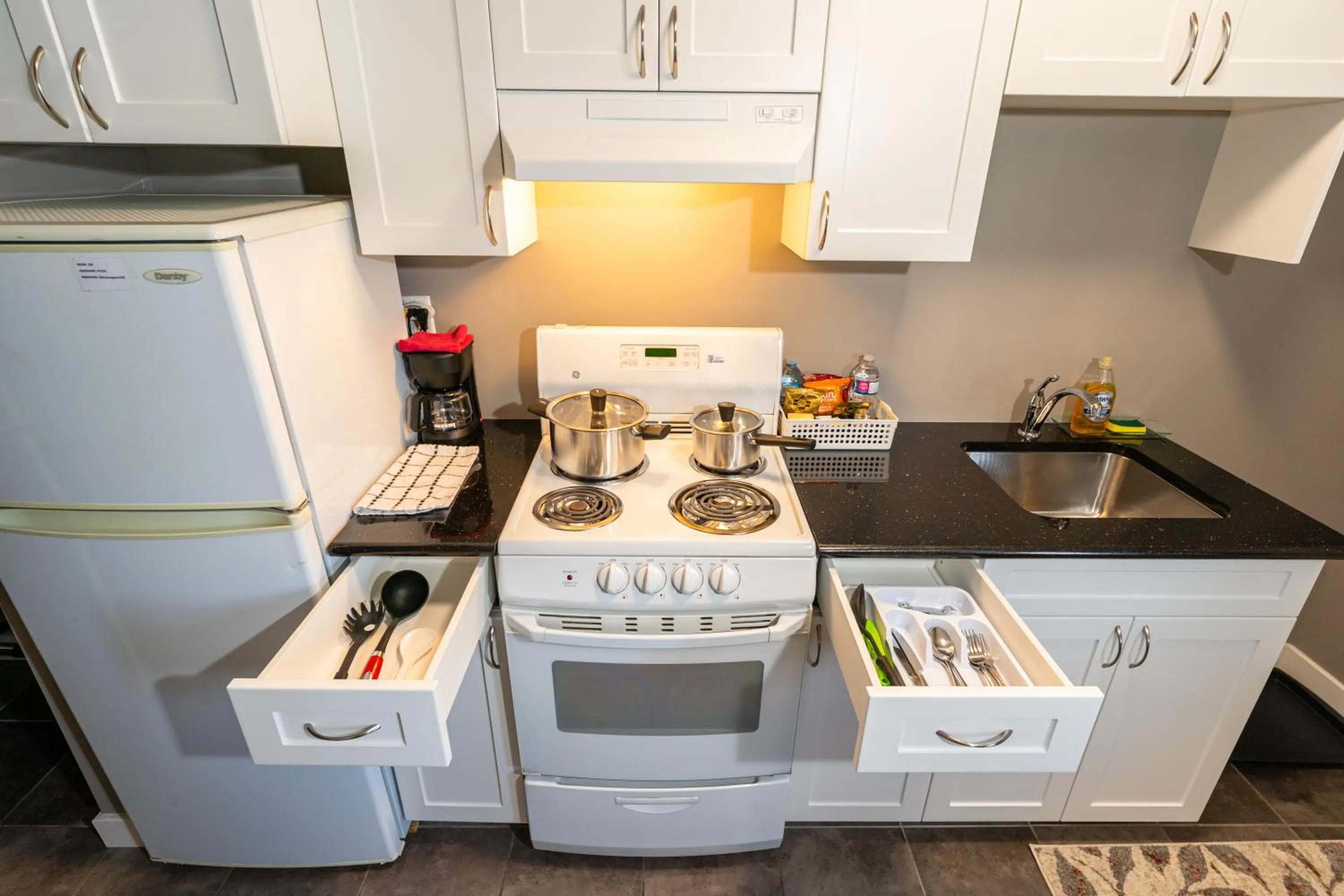 Coffee/tea facilities in Hinton Highway Inn