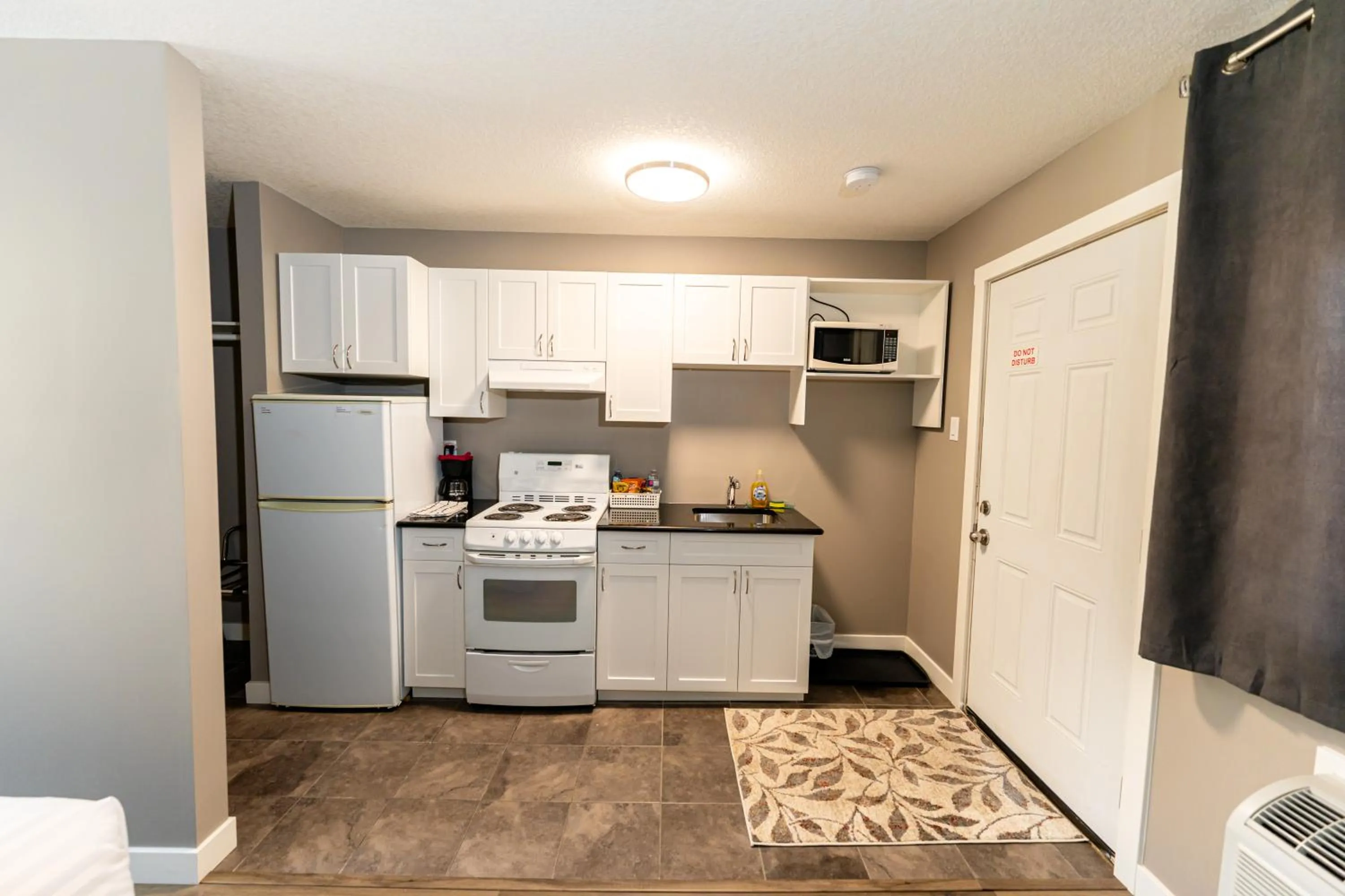 Kitchen or kitchenette in Hinton Highway Inn