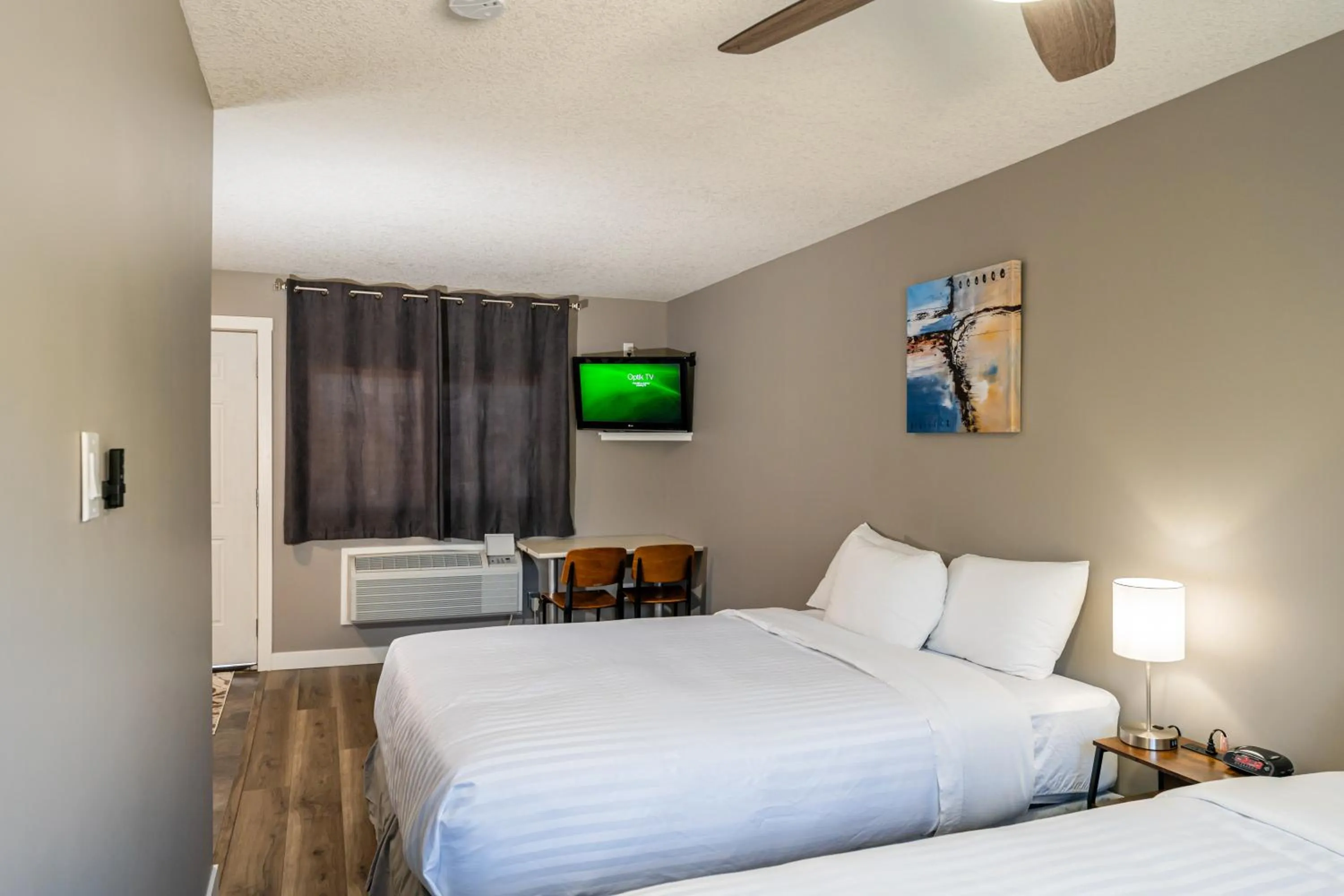 TV and multimedia, Bed in Hinton Highway Inn