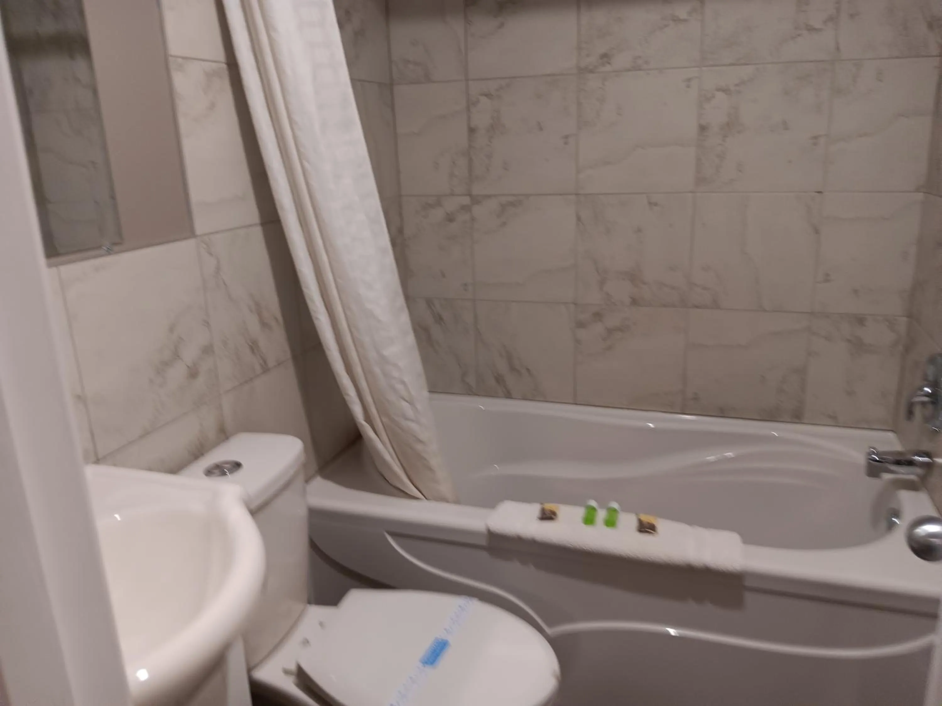 Bath in Hinton Highway Inn