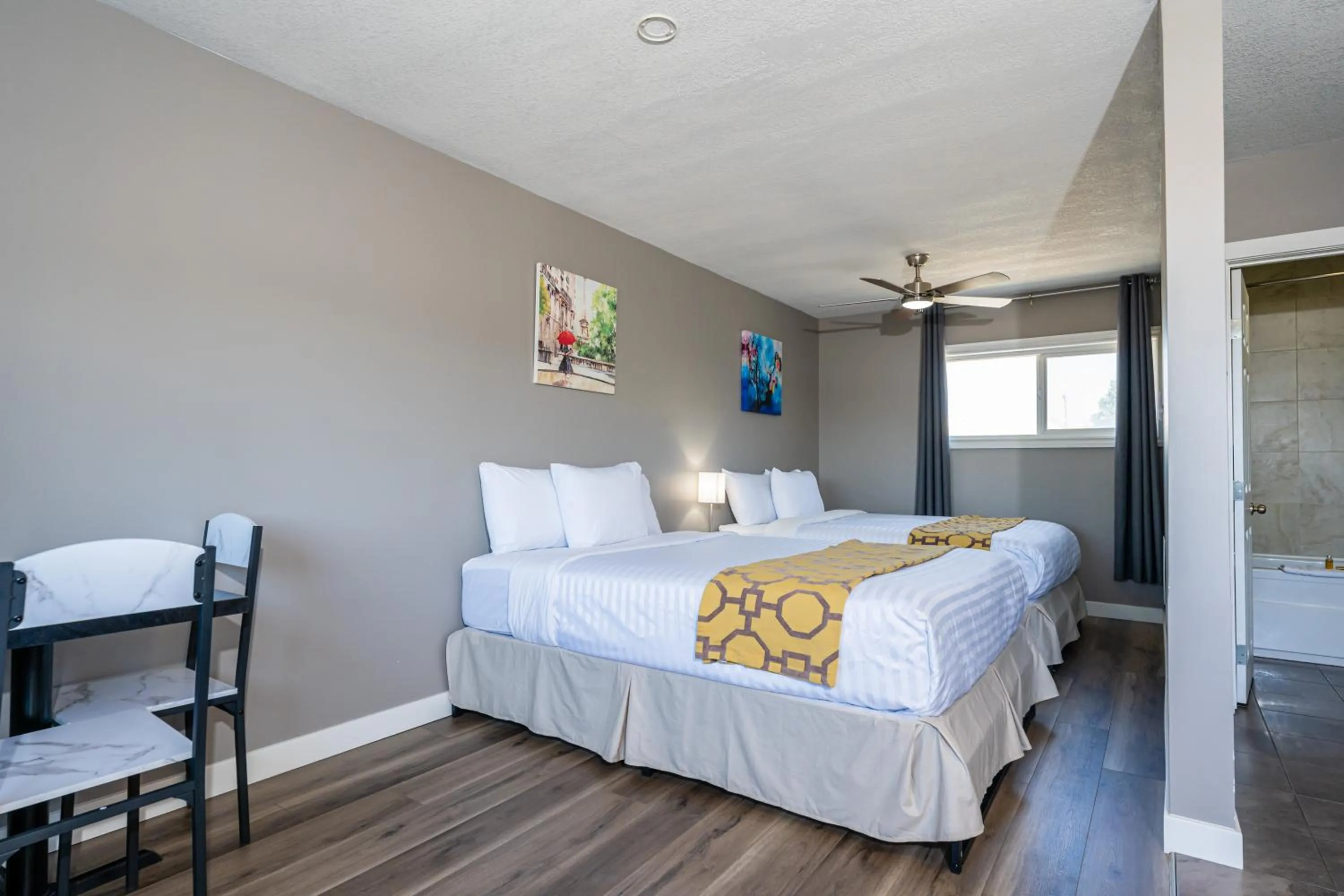 Photo of the whole room, Bed in Hinton Highway Inn