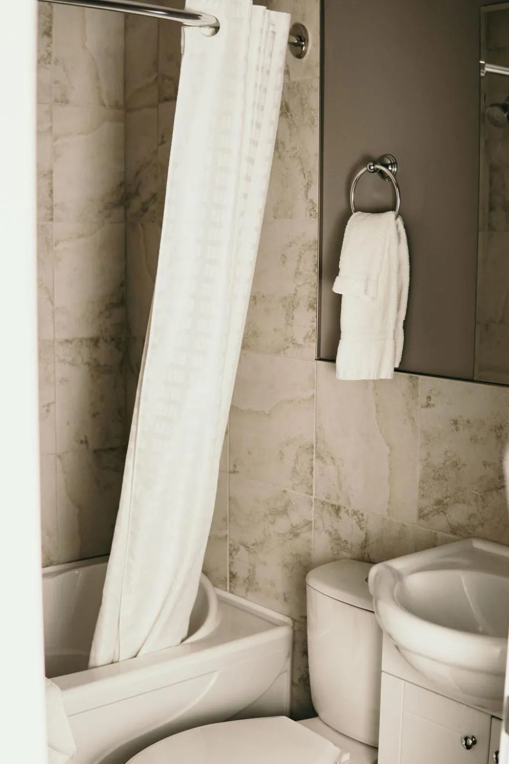 Bathroom in Hinton Highway Inn