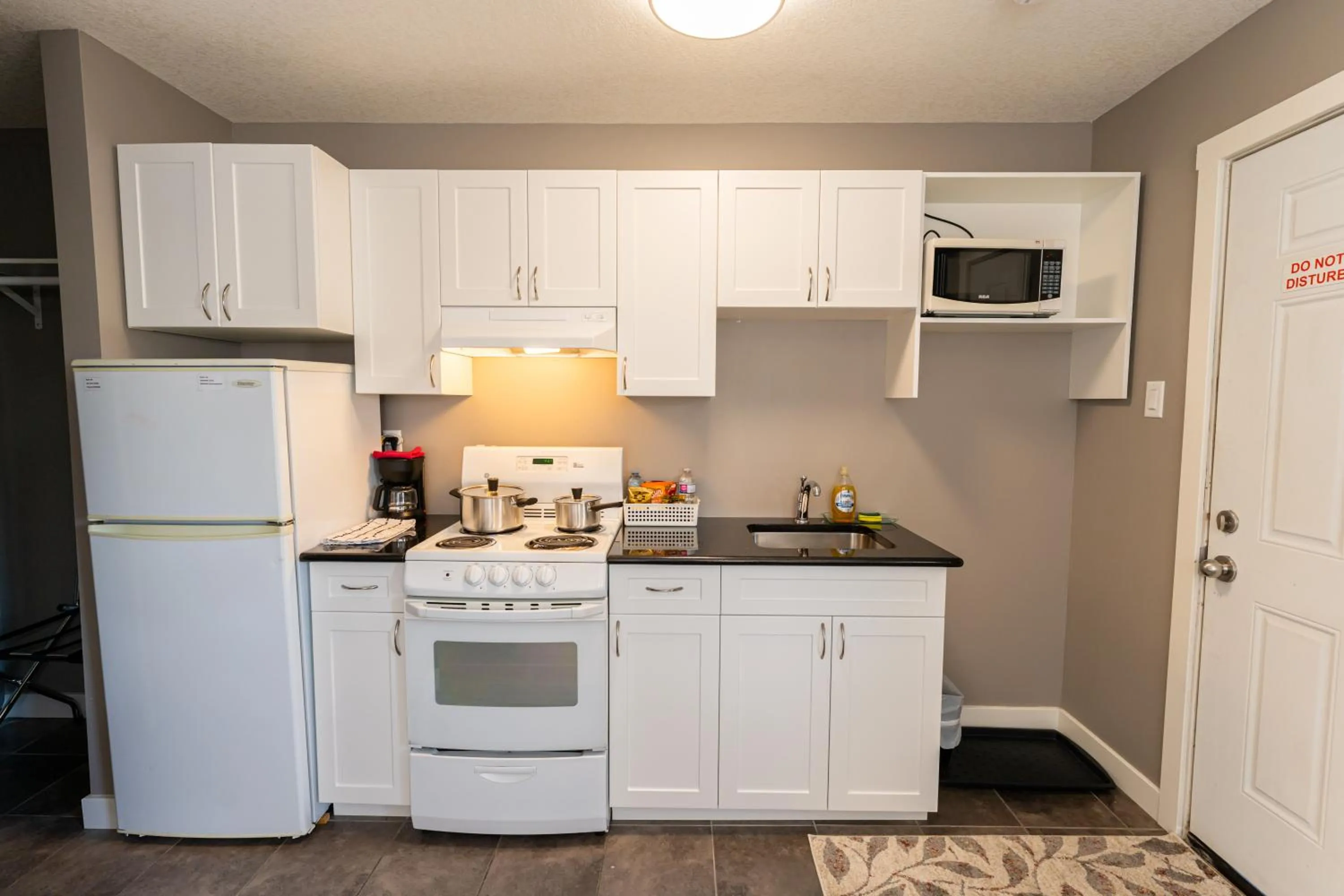 Coffee/tea facilities in Hinton Highway Inn