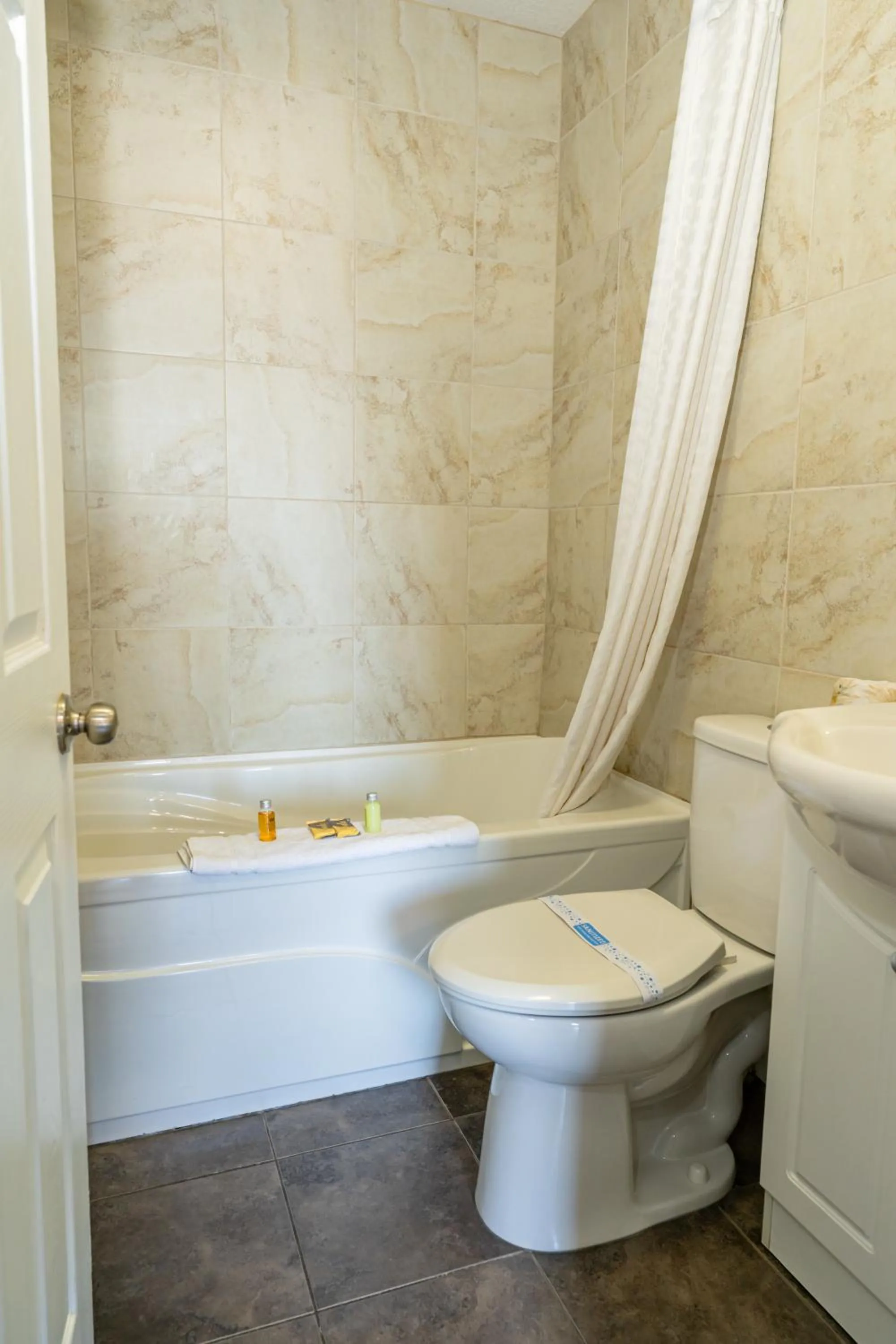 Toilet in Hinton Highway Inn