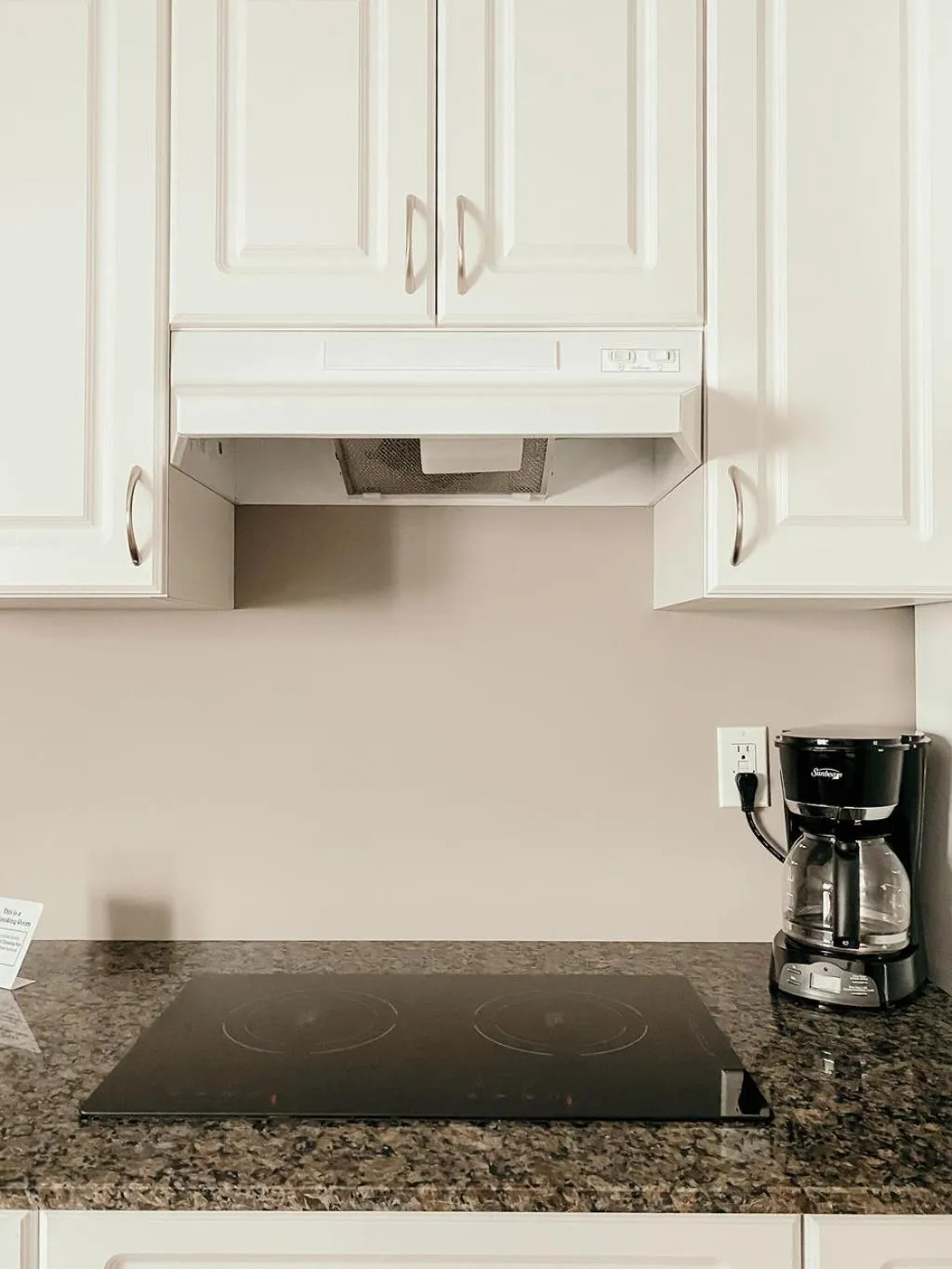 Coffee/tea facilities in Hinton Highway Inn