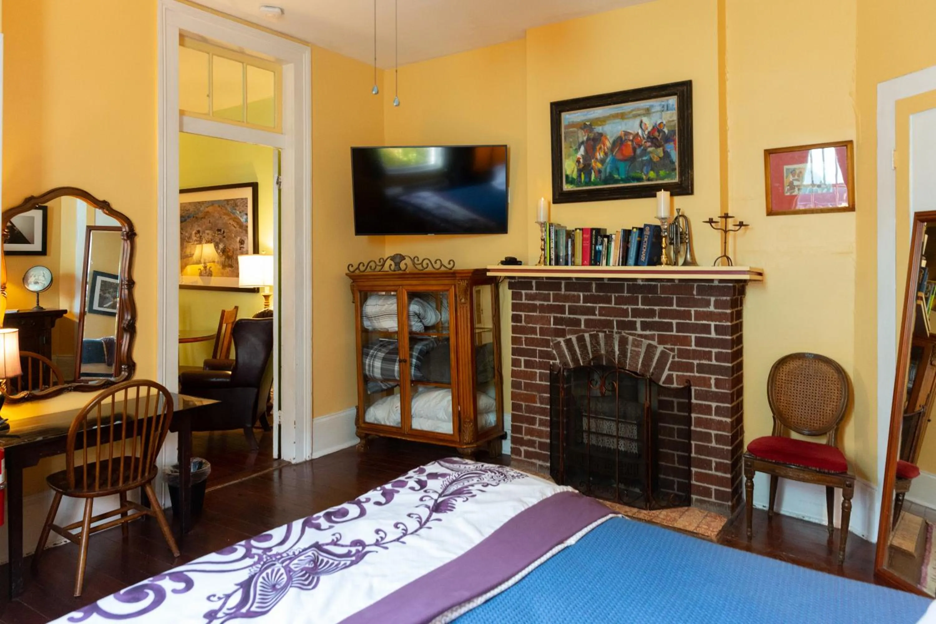 TV and multimedia, Bed in The Blue60 Marigny Inn