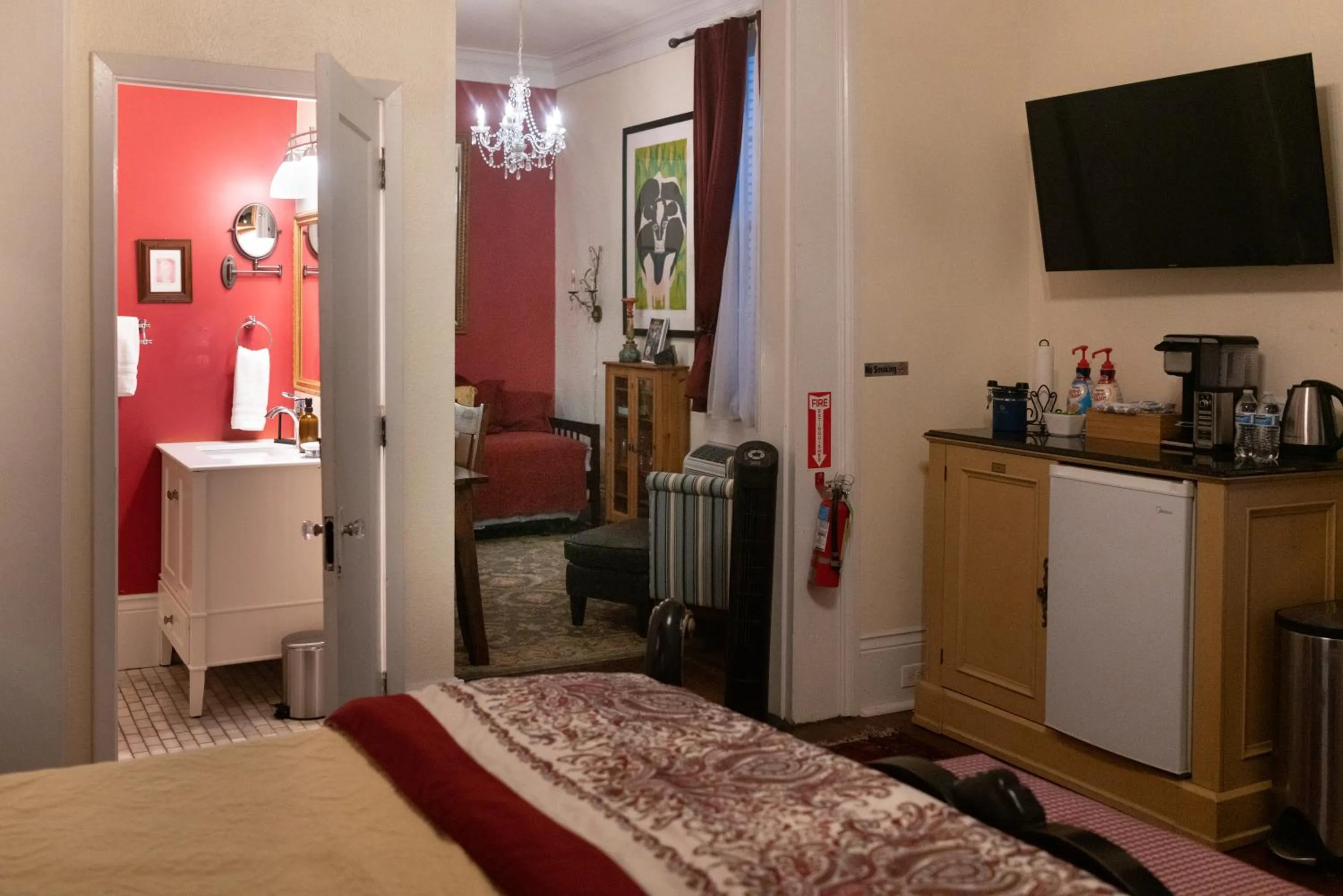 TV and multimedia, Bed in The Blue60 Marigny Inn