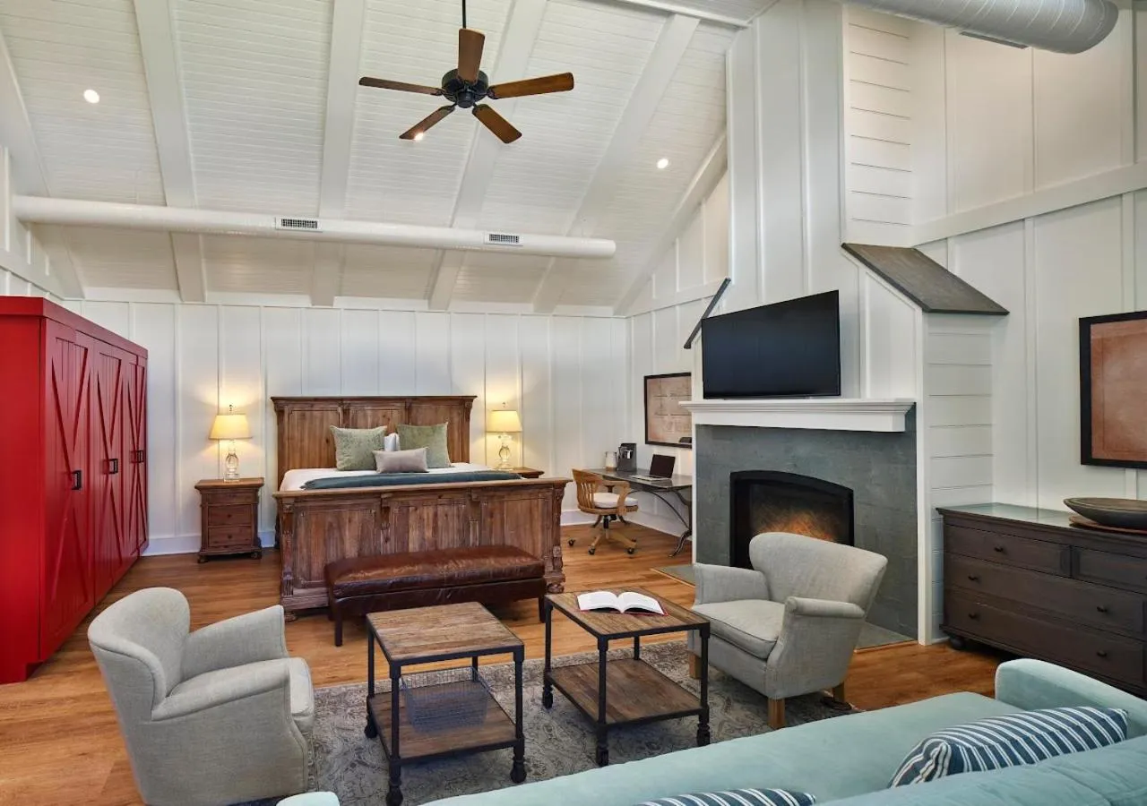 Photo of the whole room in The Inn at Chesapeake Bay Beach Club