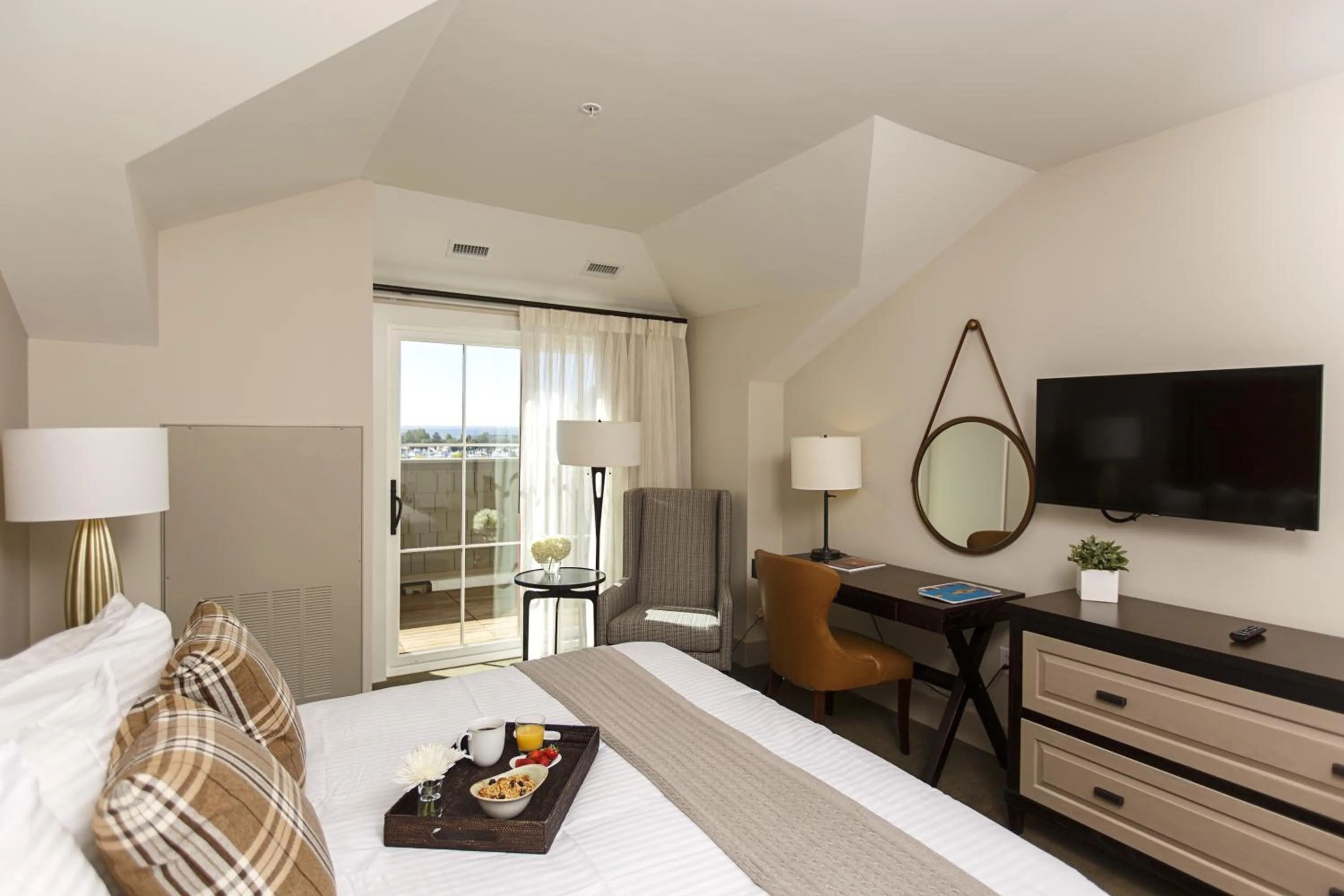 Day, Bed in The Inn at Chesapeake Bay Beach Club