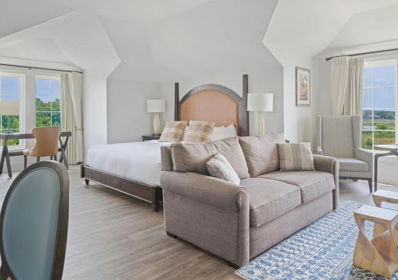 Photo of the whole room, Bed in The Inn at Chesapeake Bay Beach Club